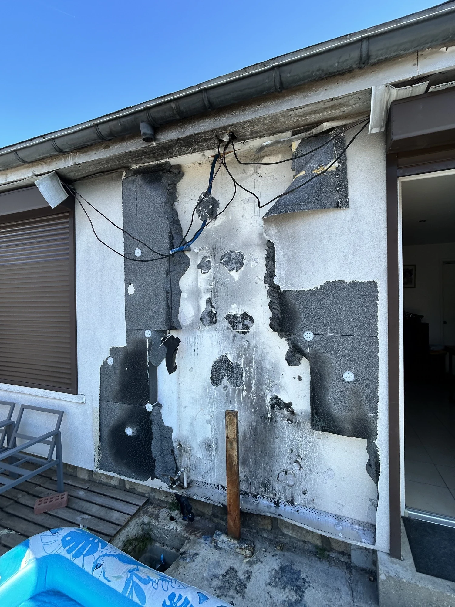 Dépose de l'isolant carbonisé et décontamination d'une façade sinistrée à Porcheville (78)