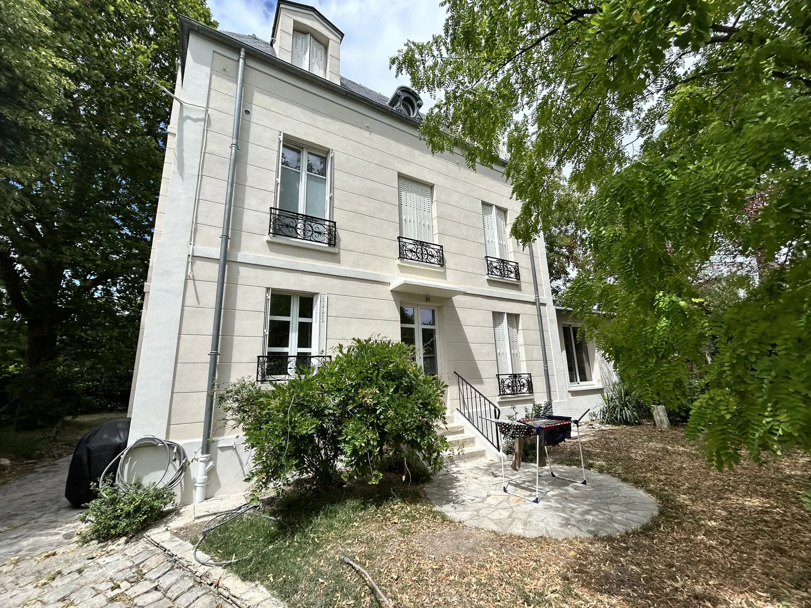 Maison ancienne après rénovation de façade à l'enduit à la chaux dans les Yvelines Maison ancienne après rénovation de façade à l'enduit à la chaux dans les Yvelines