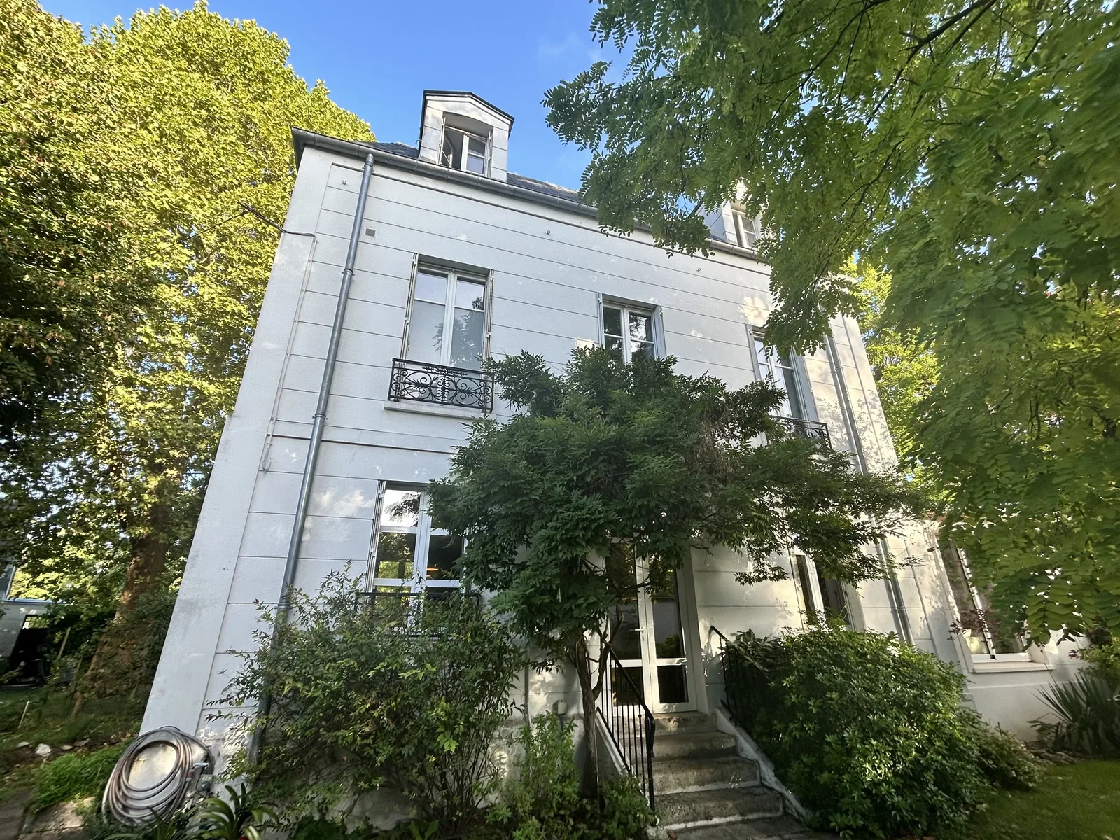Façade côté jardin après ravalement à la chaux — maison ancienne au Vésinet (78)
