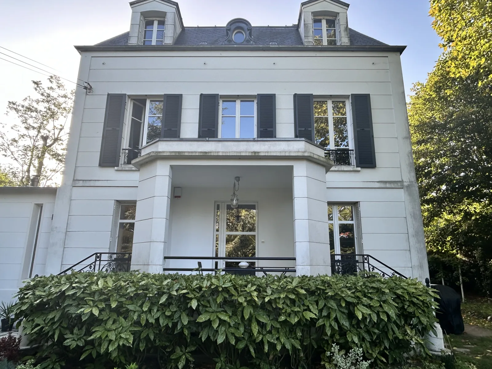 Façade rénovée à la chaux, finition éponge, sur maison ancienne au Vésinet (78) Façade rénovée à la chaux, finition éponge, sur maison ancienne au Vésinet (78)