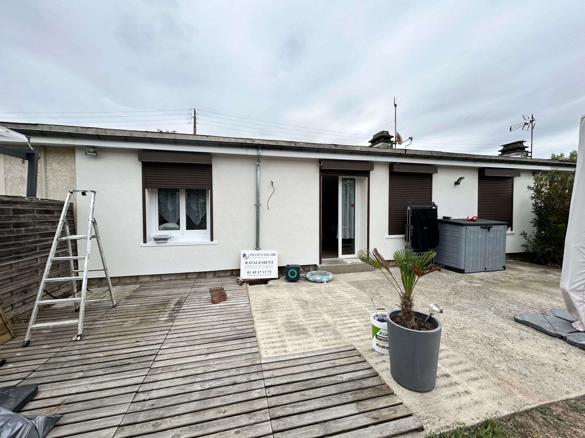 Façade rénovée après incendie à Porcheville (78440) : ITE polystyrène gris 12 cm et enduit minéral blanc