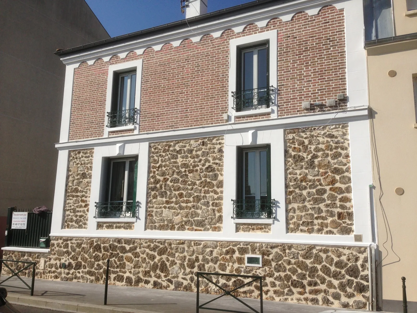 Façade meulière et brique rejointoyée par FRANCE FACADE — restauration de façade ancienne en Île-de-France