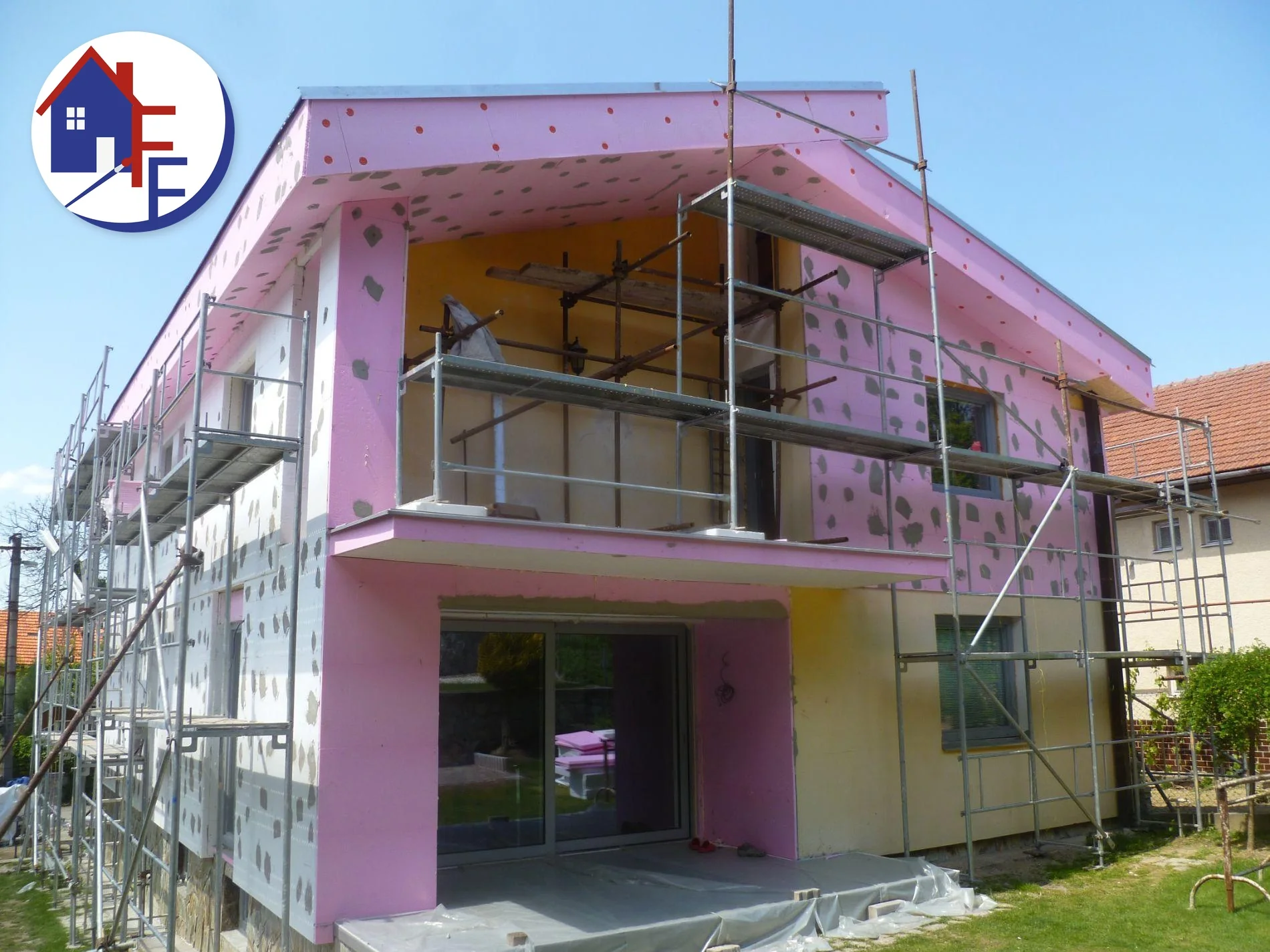 Chantier d'isolation thermique par l'extérieur en mousse résolique : panneaux résoliques roses fixés sur une maison par FRANCE FACADE Chantier d'isolation thermique par l'extérieur en mousse résolique : panneaux résoliques roses fixés sur une maison par FRANCE FACADE