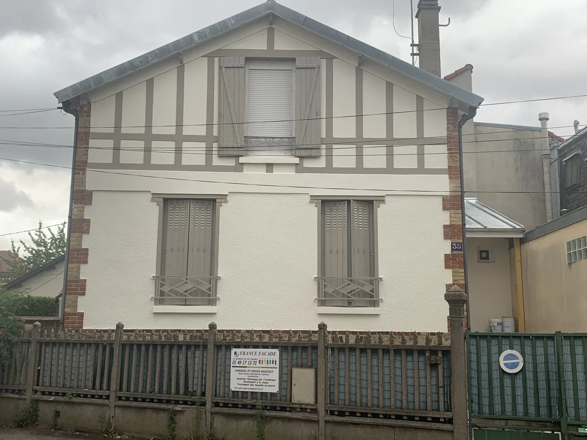 Maison à pans de bois ravalée à la chaux à Saint-Germain-en-Laye (78)