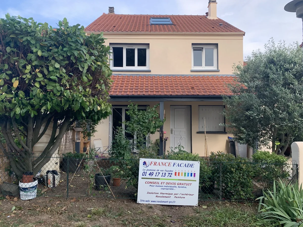 Pavillon à toit de tuiles avec façade ravalée à la chaux par France Façade