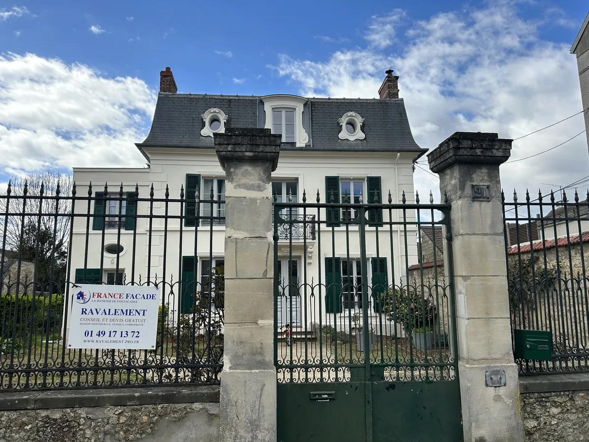 Maison bourgeoise à toit mansardé après ravalement de façade par France Façade