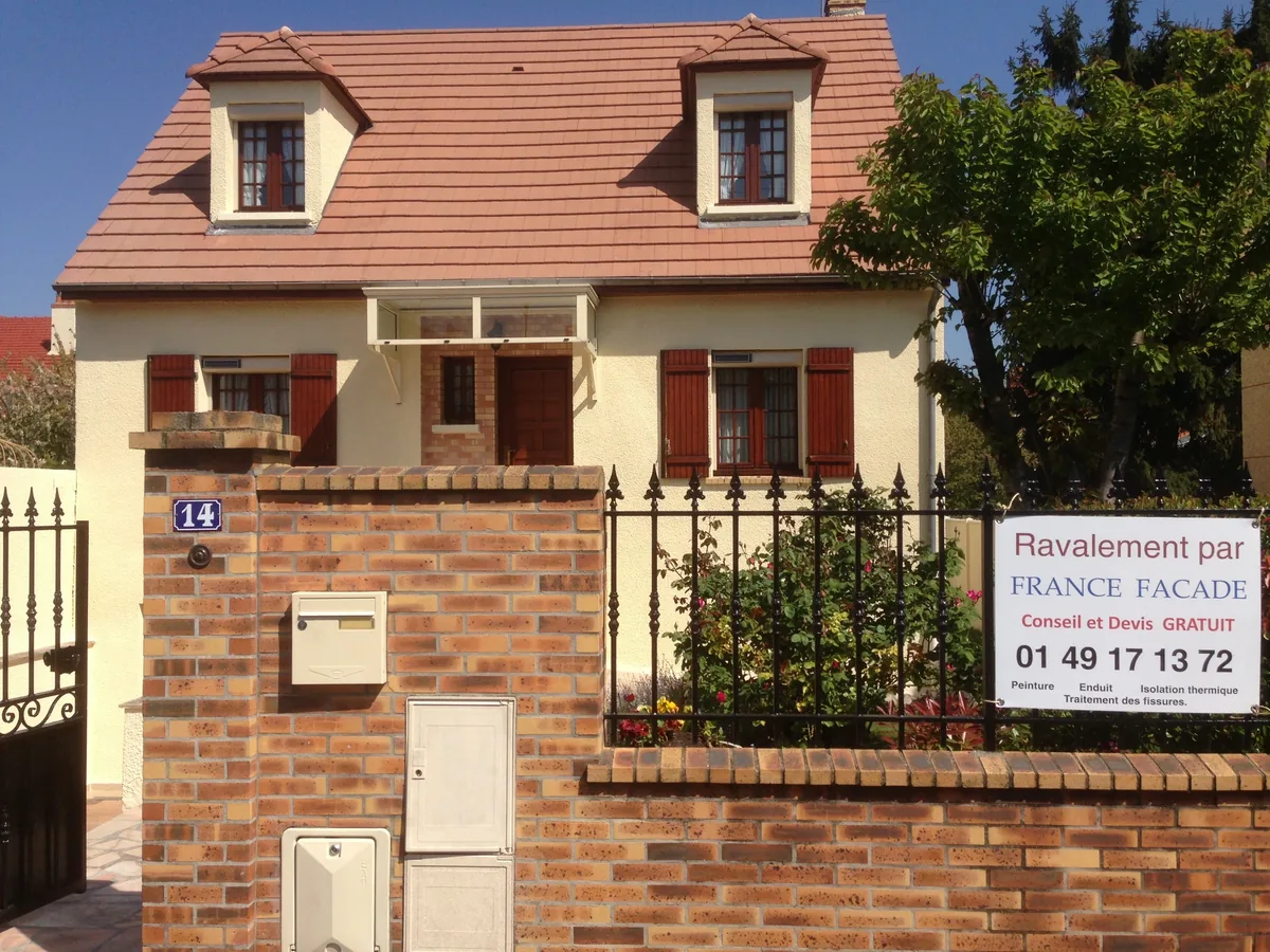 Pavillon avec muret en brique et façade crème ravalée par France Façade