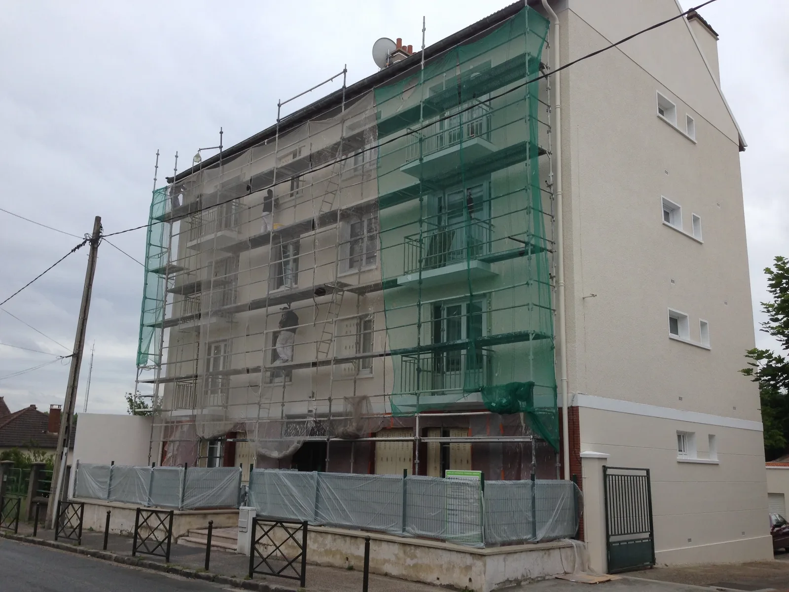 Échafaudage bâché pendant le ravalement d'une copropriété à Argenteuil dans le Val-d'Oise
