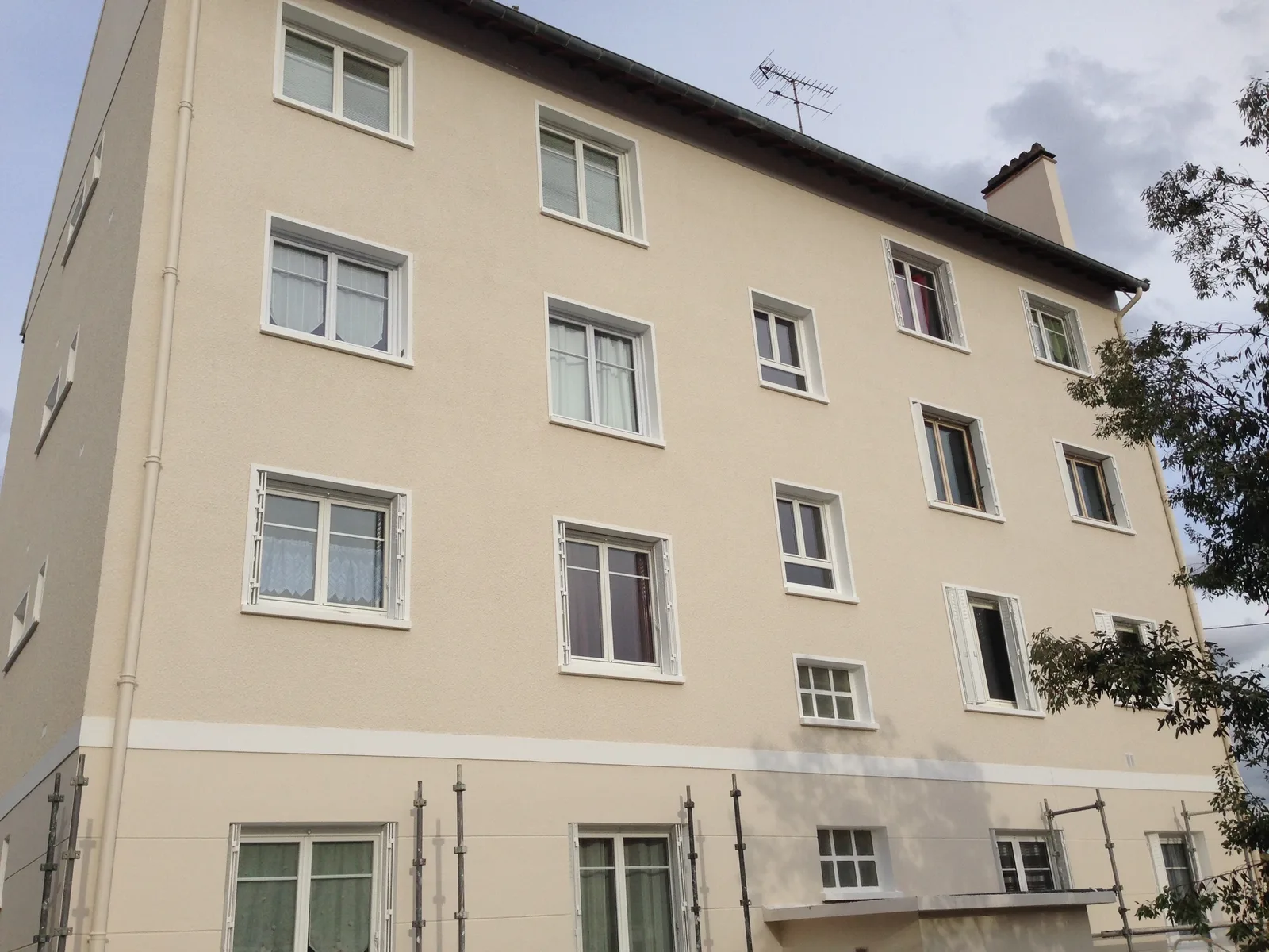 Façade rénovée d'un immeuble en copropriété à Argenteuil (95) par FRANCE FACADE