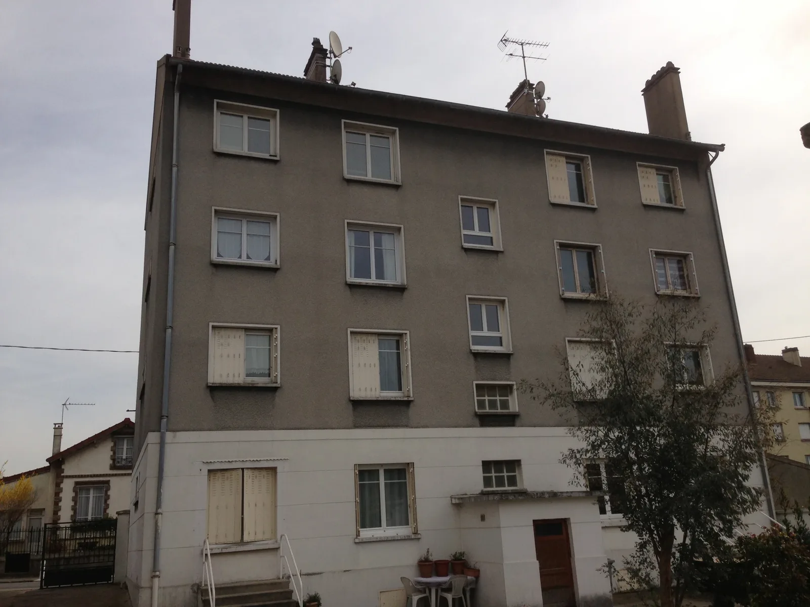 Crépi tyrolien ciment encrassé sur une copropriété avant ravalement de façade à Argenteuil