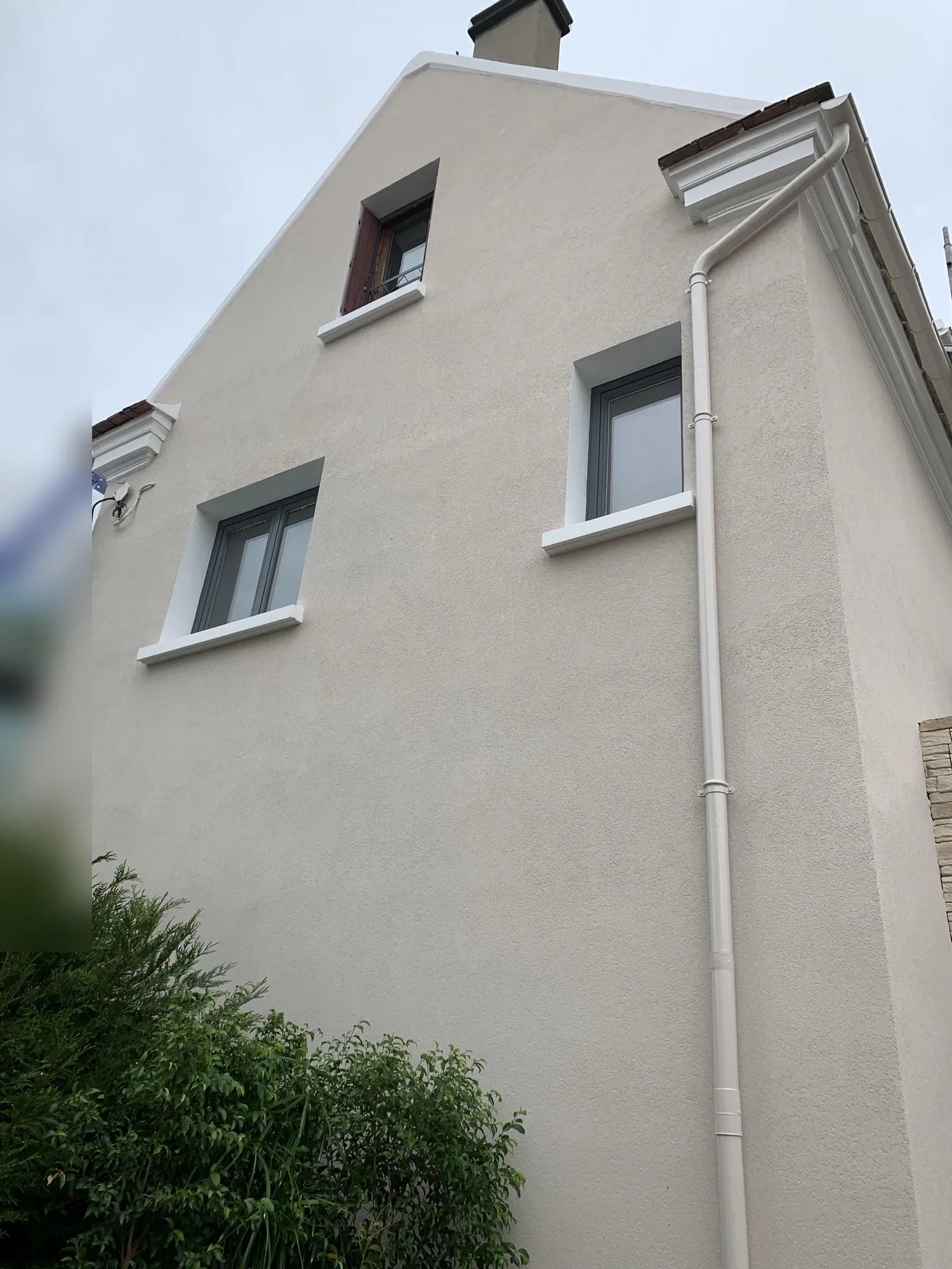 Pignon rénové après ravalement à Bezons : surface homogène et finition talochée très fine