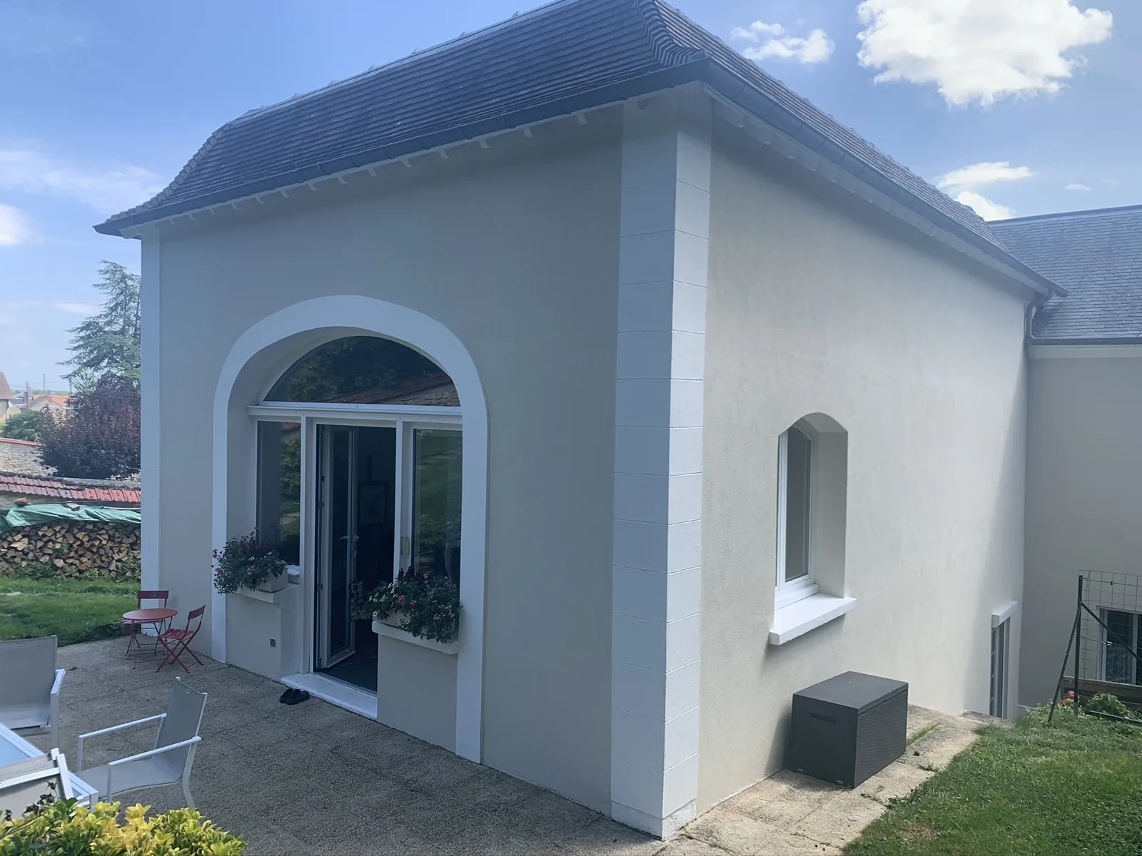Baie cintrée d'une annexe après ravalement : enduit clair et encadrement remis en valeur par FRANCE FACADE