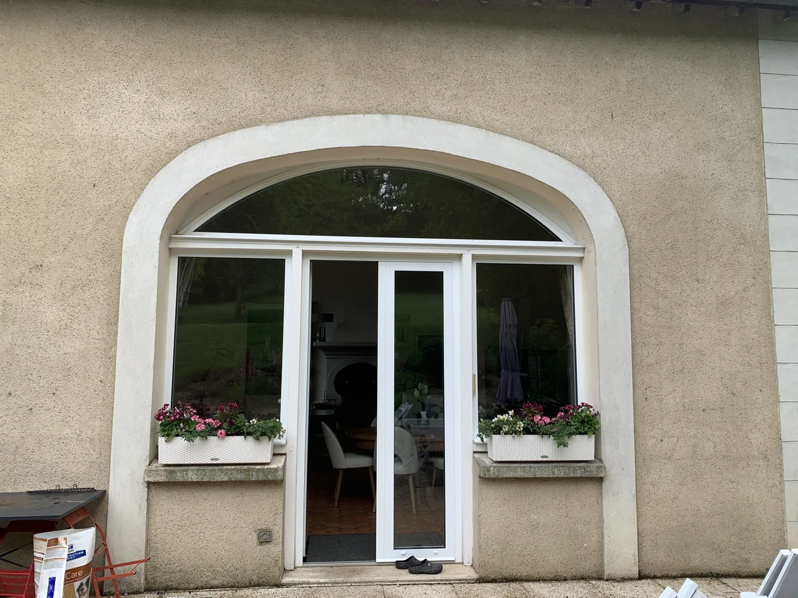 Baie cintrée d'une annexe avec enduit sali et terni avant rénovation de façade