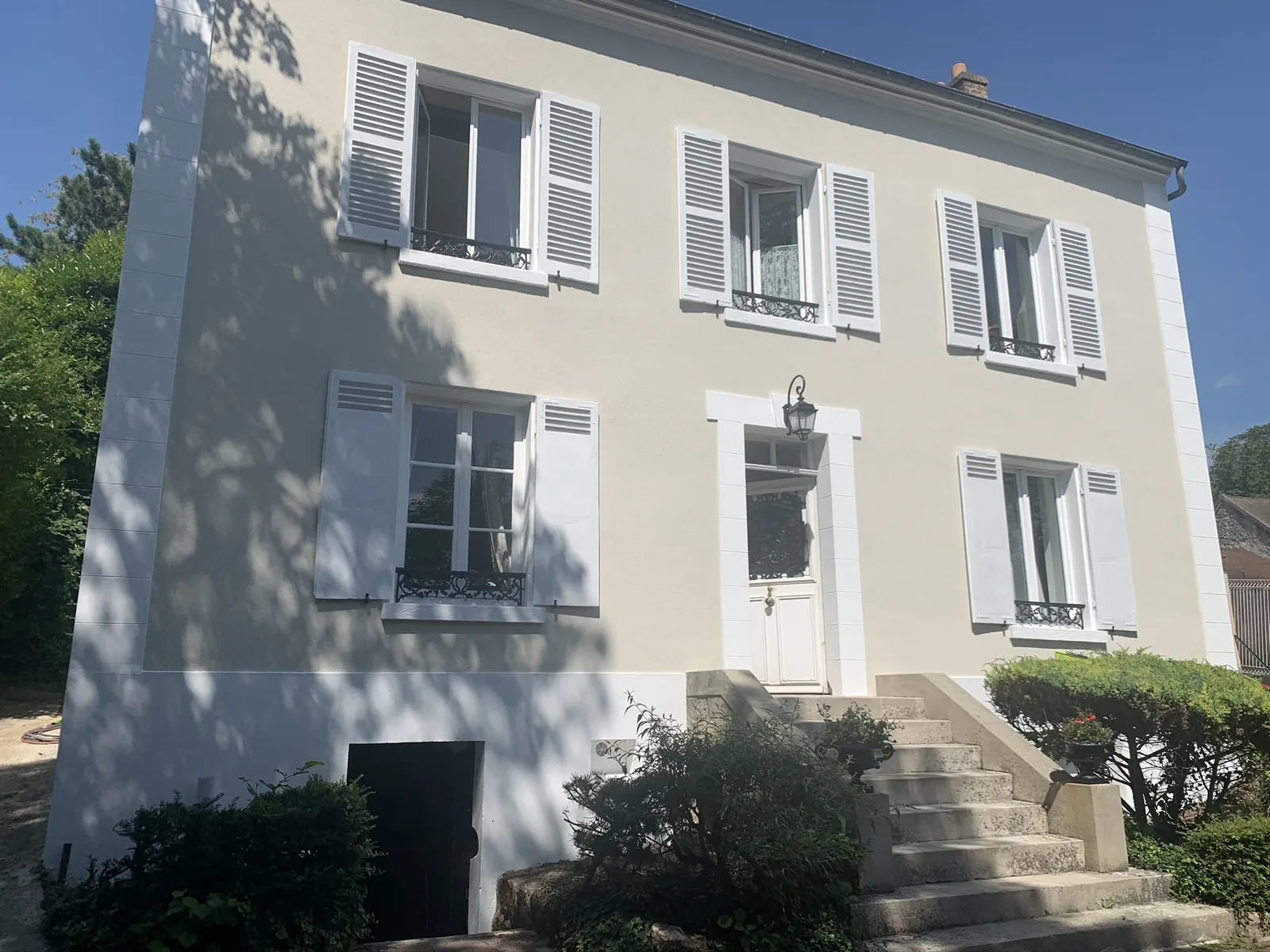 Même maison après ravalement de façade par FRANCE FACADE : enduit clair, volets et modénatures repeints