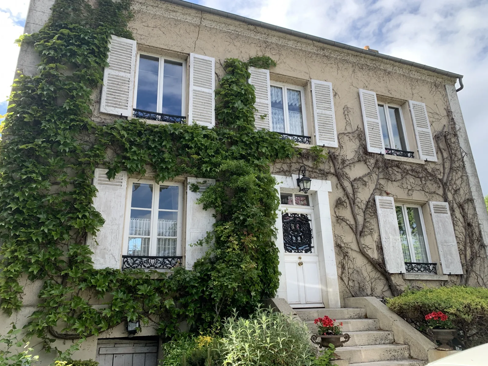 Façade d'une maison ancienne encrassée, envahie de lierre et fissurée en partie haute, avant ravalement par FRANCE FACADE