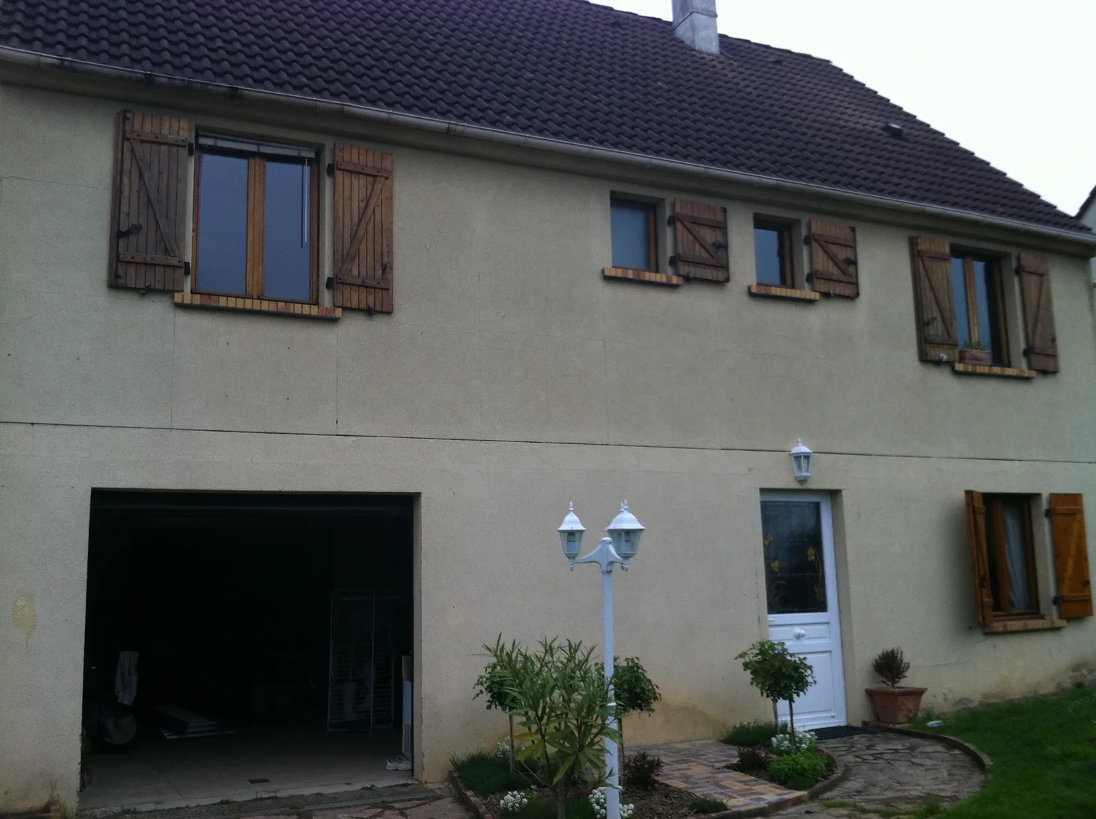 Maison Phénix à Colombes avant travaux : crépi roulé plastifié encrassé et fissuré Maison Phénix à Colombes avant travaux : crépi roulé plastifié encrassé et fissuré
