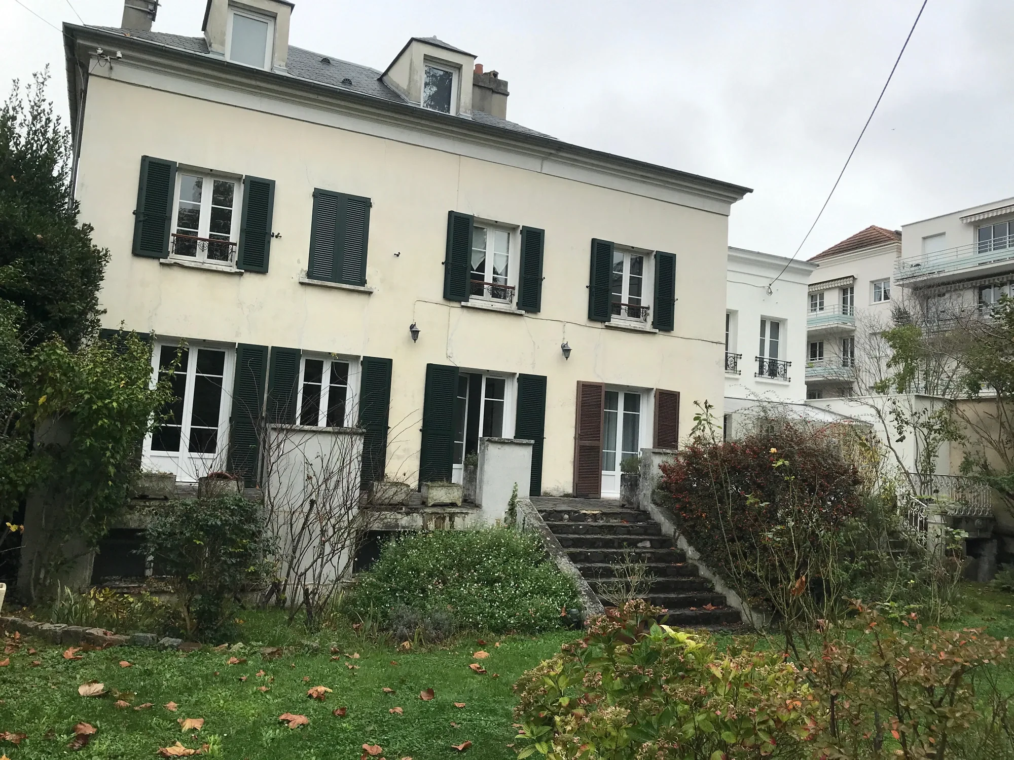 Avant ravalement de façade à Eaubonne : peinture plastifiée boursouflée, fissures et décollements sur maison ancienne en pierre et plâtre-chaux