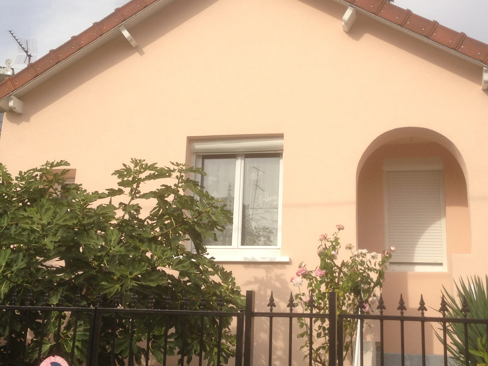 Enduit minéral de finition sur façade arrondie après ITE à Épinay-sur-Seine (93)