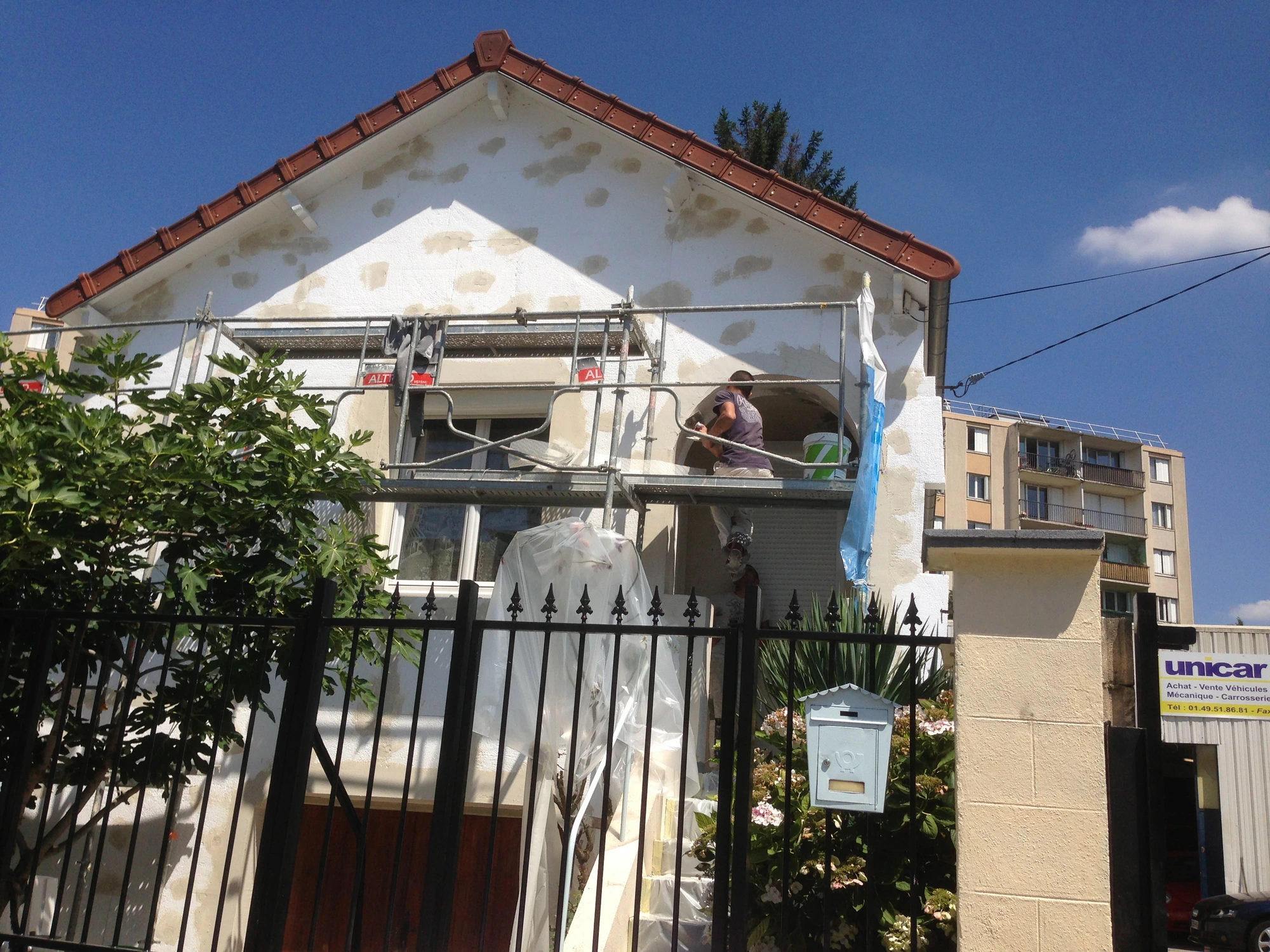 Pose d'une isolation thermique par l'extérieure en polystyrène blanc de 140 mm sur une maison à Épinay-sur-Seine