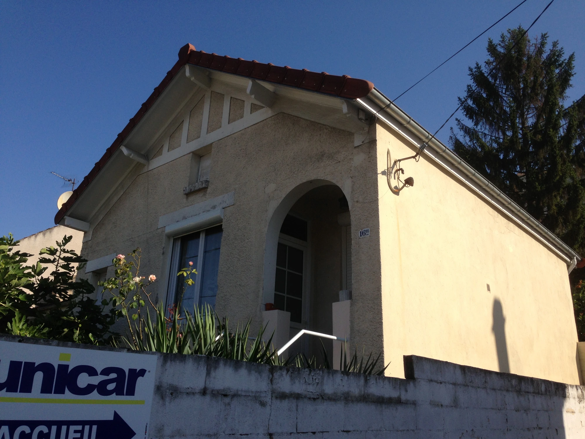 Maison avant ravalement et isolation extérieure à Épinay-sur-Seine (93) : crépi terni Maison avant ravalement et isolation extérieure à Épinay-sur-Seine (93) : crépi terni