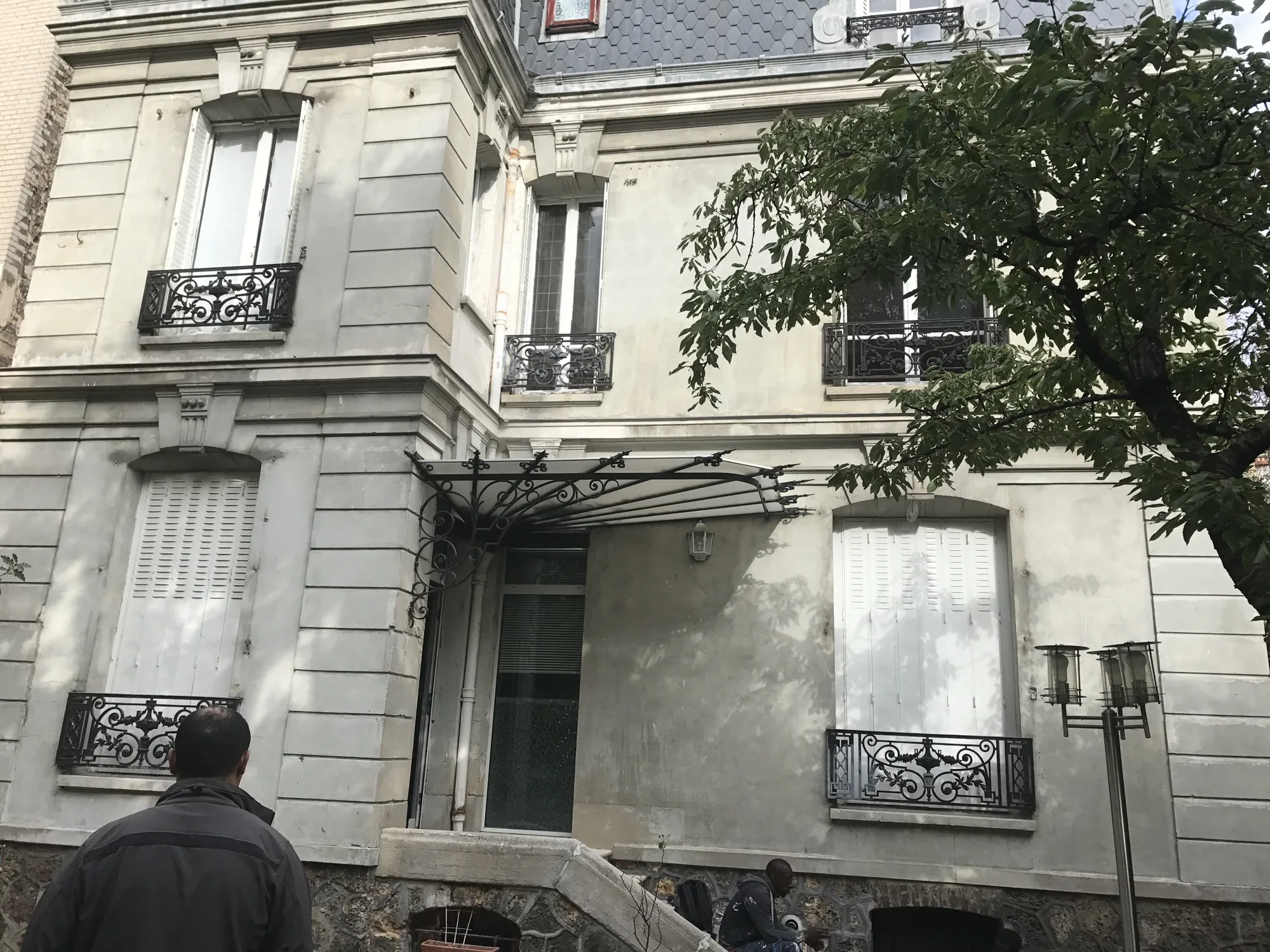 Façade arrière d'une maison des années 1900 à Garches avant travaux : enduit ancien taché et dégradé