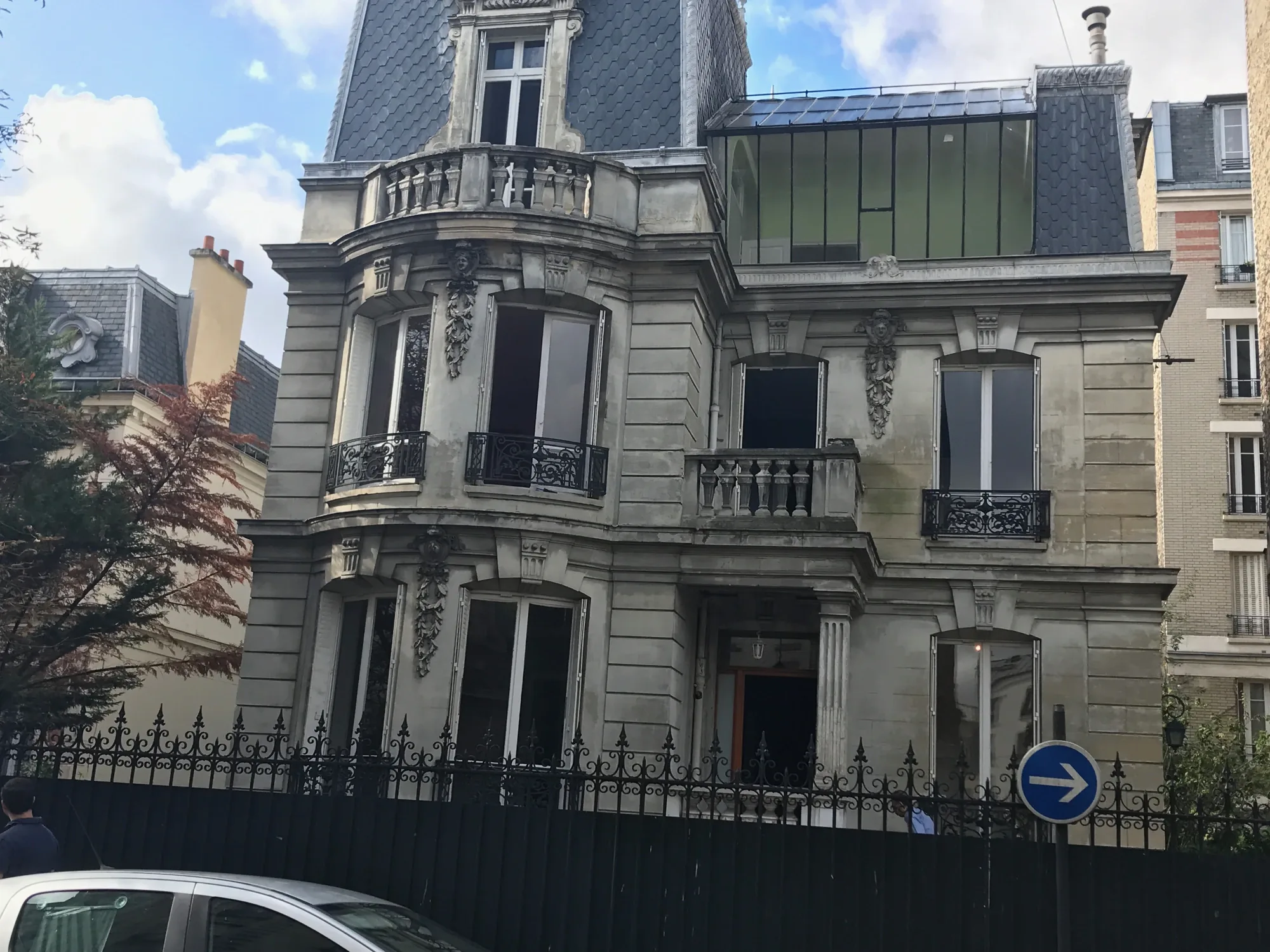 Maison ancienne en pierre avant ravalement à Garches : revêtement silicaté terni, décors et bossages encrassés