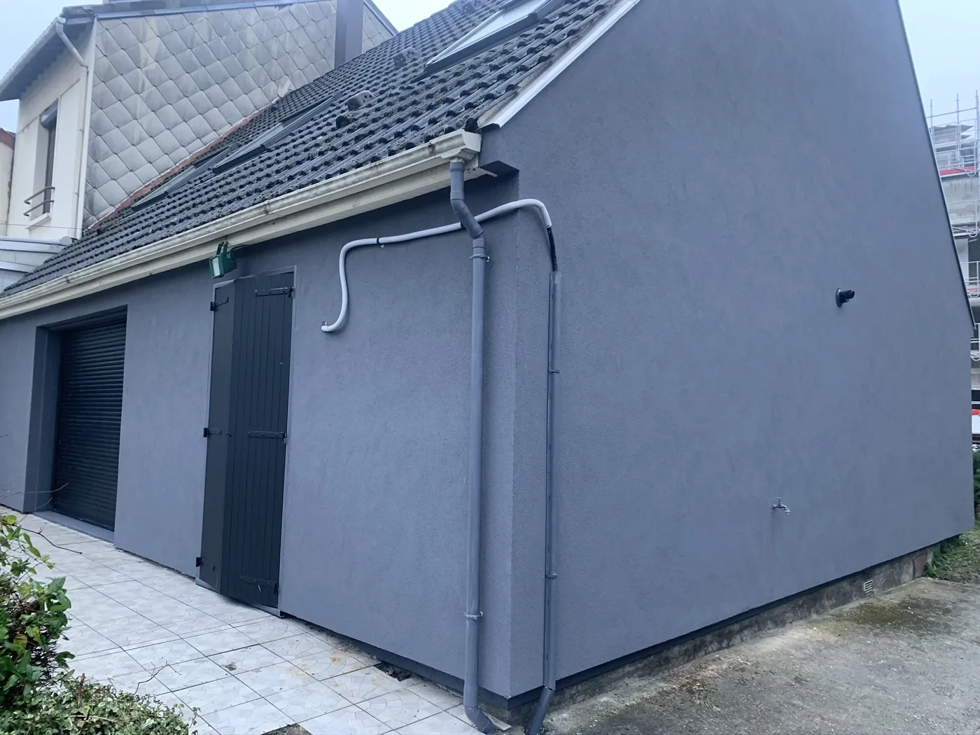 Façade rénovée d'une maison Phénix à Houilles avec enduit de finition STOLIT des établissements STO