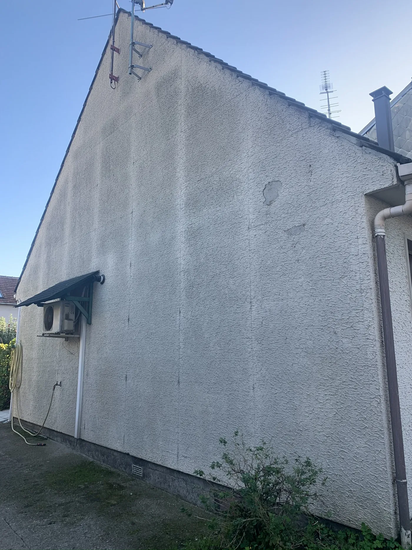 Maison Phénix à Houilles avant travaux d'isolation thermique par l'extérieur : pignon en enduit d'origine vieilli