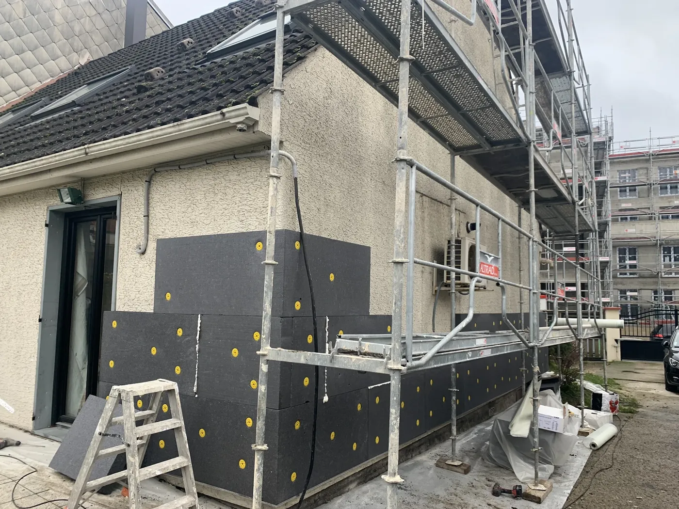 Pose de panneaux de polystyrène de 12 cm en isolation extérieure sur une maison Phénix à Houilles, fixations adaptées