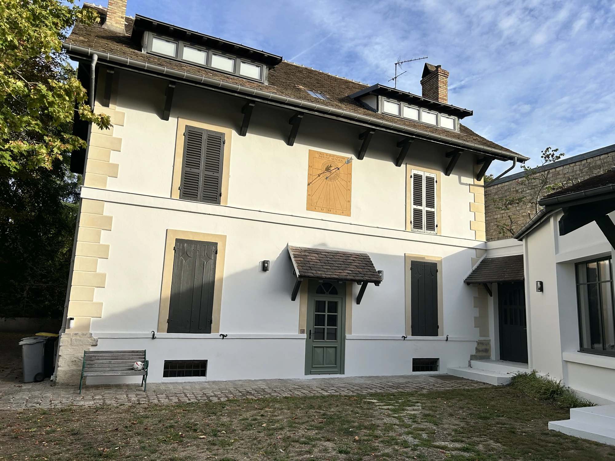 Façade au cadran solaire restaurée à Maisons-Laffitte : enduit à la chaux extra fin et chaînages d'angle en pierre reconstitués Façade au cadran solaire restaurée à Maisons-Laffitte : enduit à la chaux extra fin et chaînages d'angle en pierre reconstitués