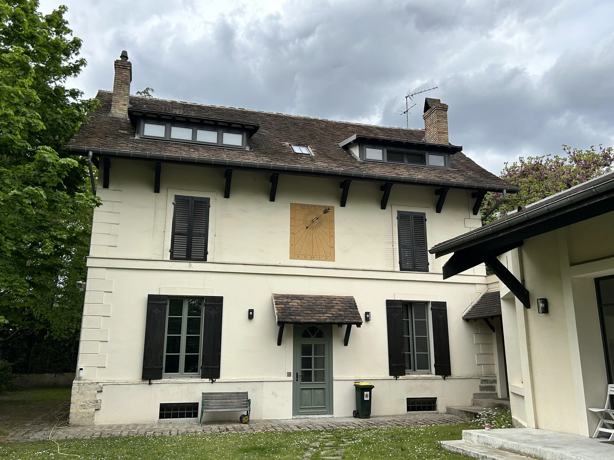 Façade au cadran solaire d'une maison ancienne avant restauration à Maisons-Laffitte (78) Façade au cadran solaire d'une maison ancienne avant restauration à Maisons-Laffitte (78)