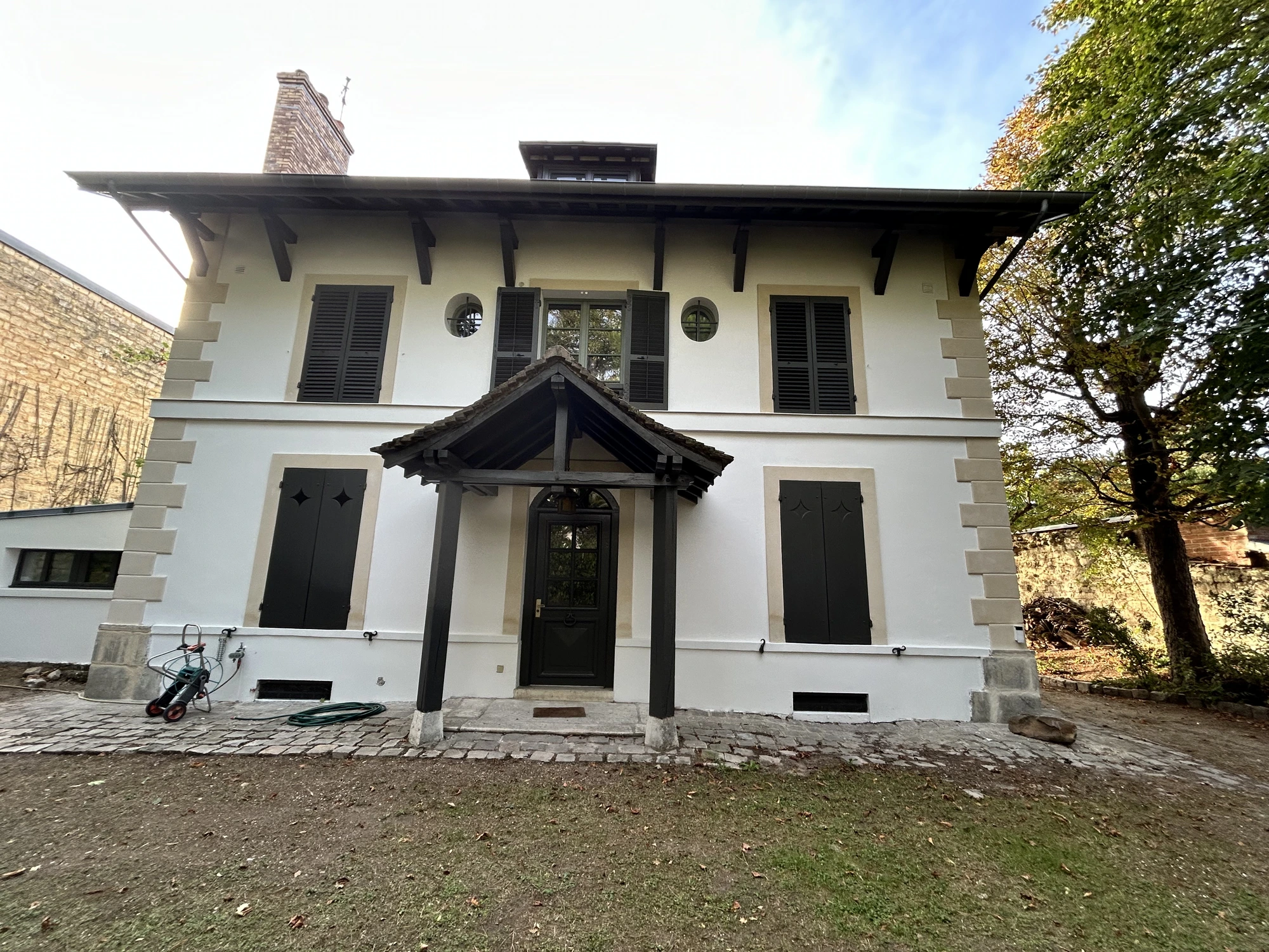 Ravalement de façade d'une maison ancienne de 1890 à Maisons-Laffitte