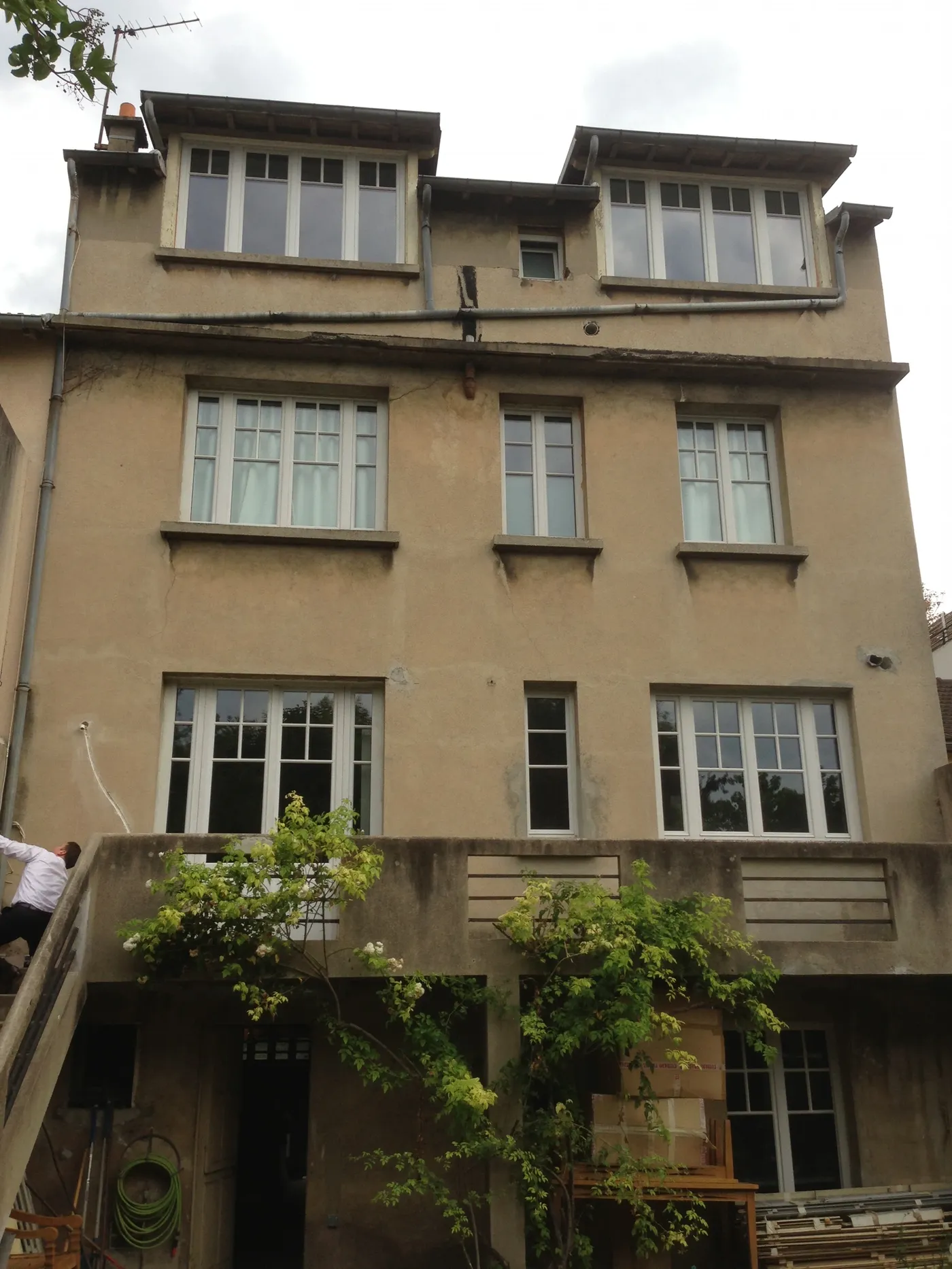 Façade arrière encrassée par les algues et les traces de ruissellement avant nettoyage, maison ancienne à Marnes-la-Coquette