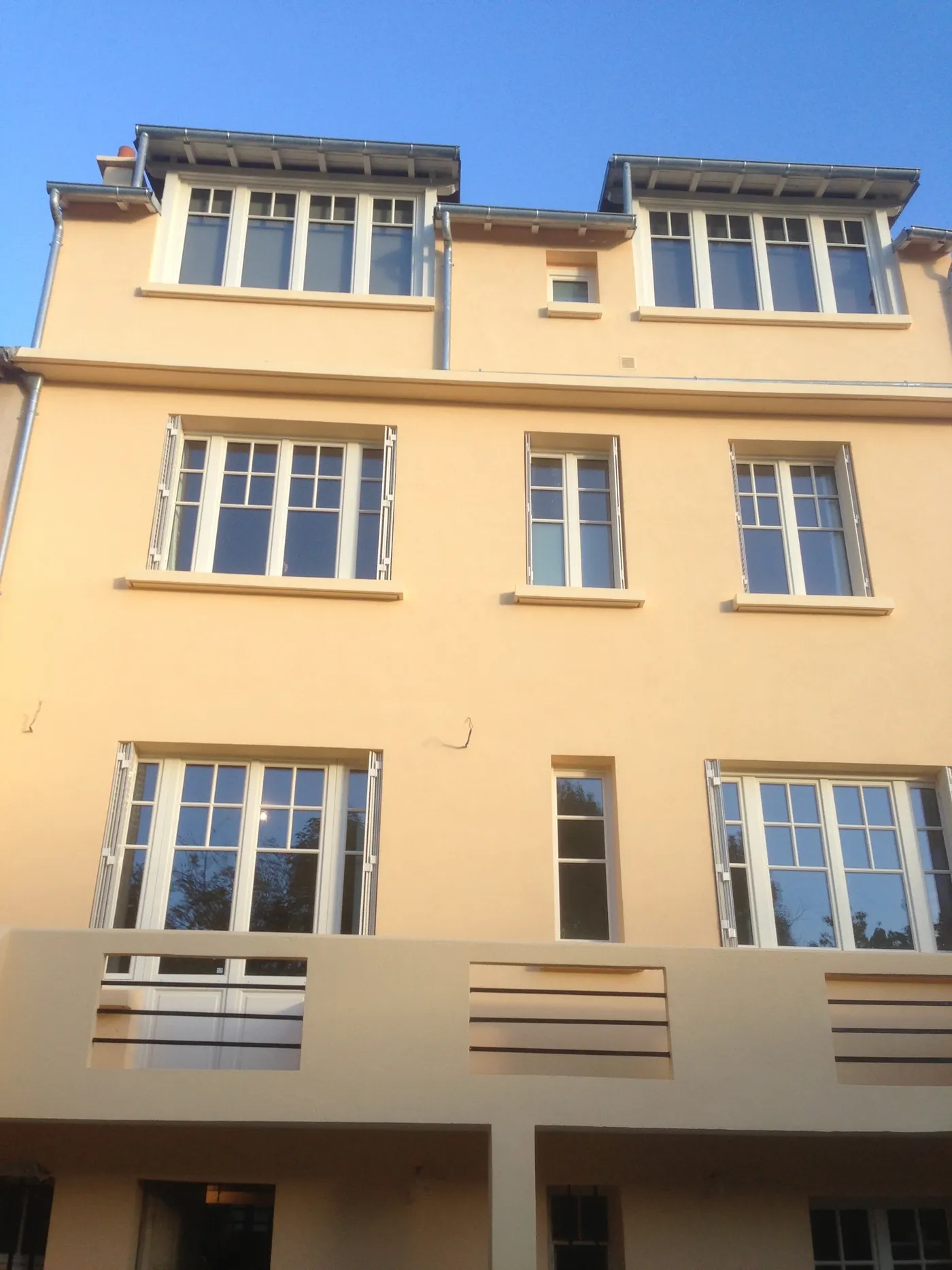 Façade avec lucarnes rénovée après application d'un revêtement d'imperméabilité siloxané à Marnes-la-Coquette
