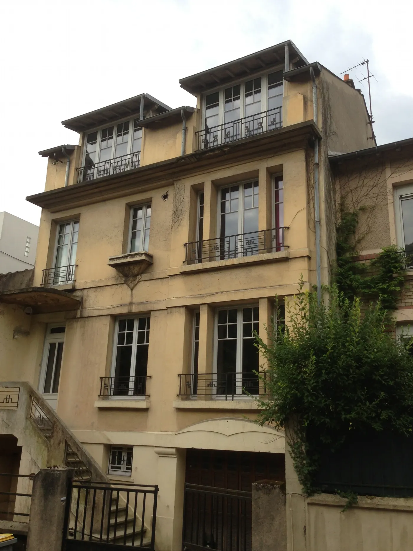 Façade d'une maison des années 1920-1930 à Marnes-la-Coquette avant ravalement : enduit ciment encrassé, coulures noires, corniche et balcon dégradés Façade d'une maison des années 1920-1930 à Marnes-la-Coquette avant ravalement : enduit ciment encrassé, coulures noires, corniche et balcon dégradés