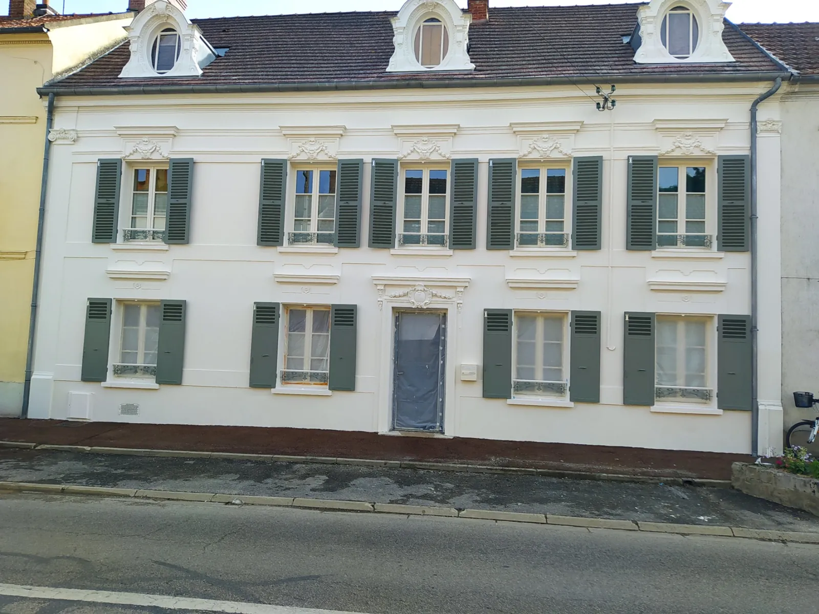 Ravalement de façade à Montreuil : restauration d'une maison ancienne Ravalement de façade à Montreuil : restauration d'une maison ancienne