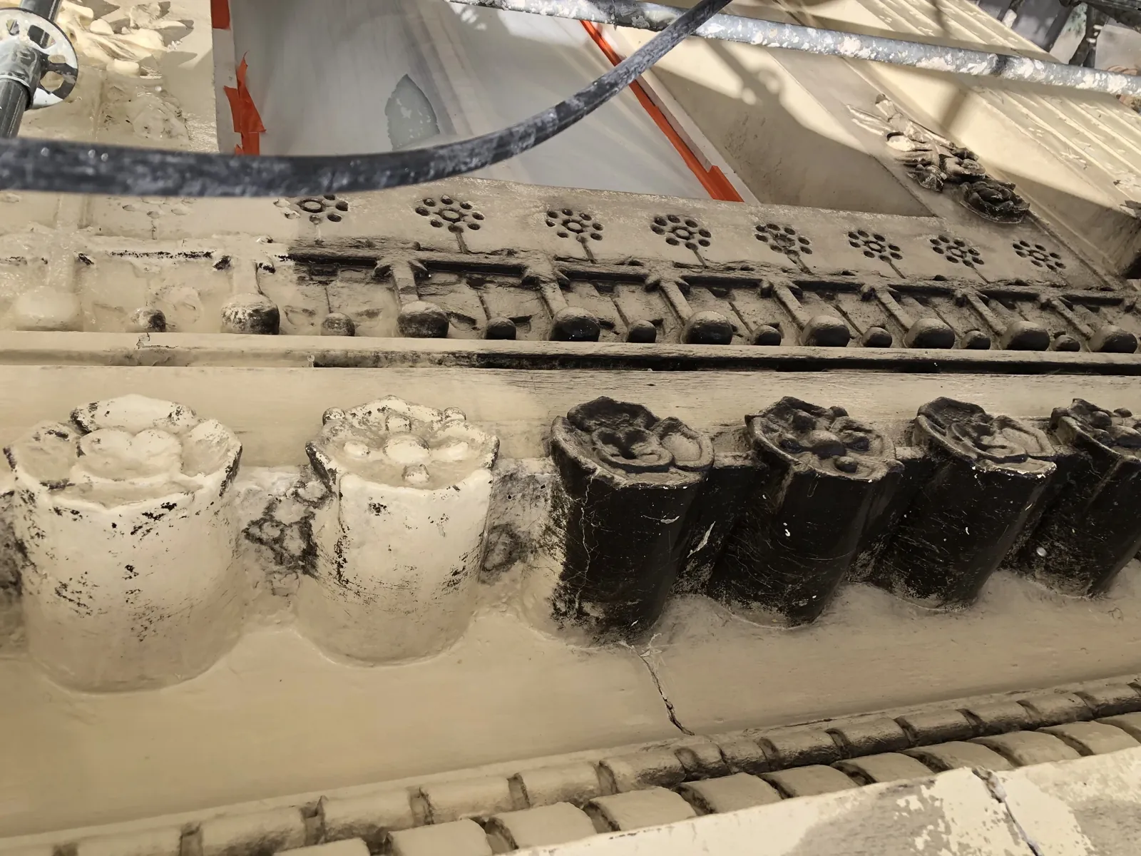 Réfection de l'enduit à la chaux de la façade sous échafaudage à Montreuil