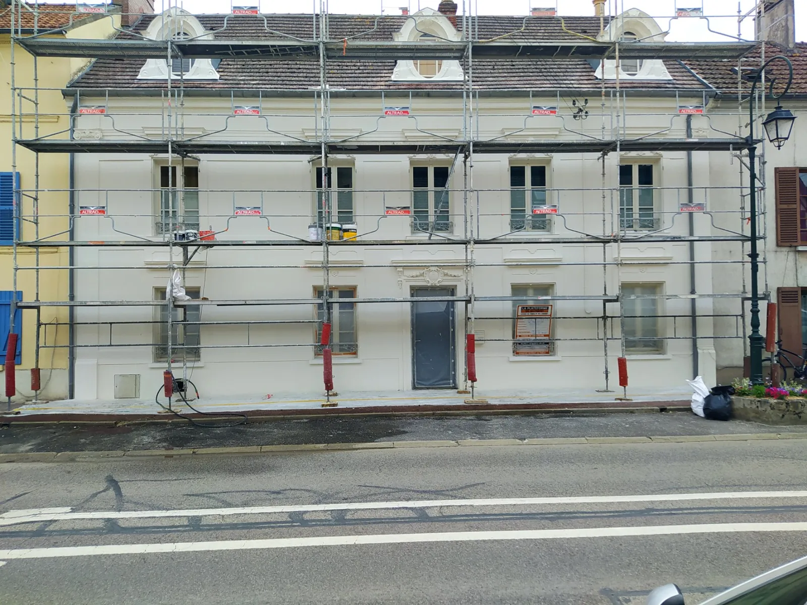 Restauration d'une corniche ornementale à Montreuil : partie nettoyée et reprise, partie encore encrassée
