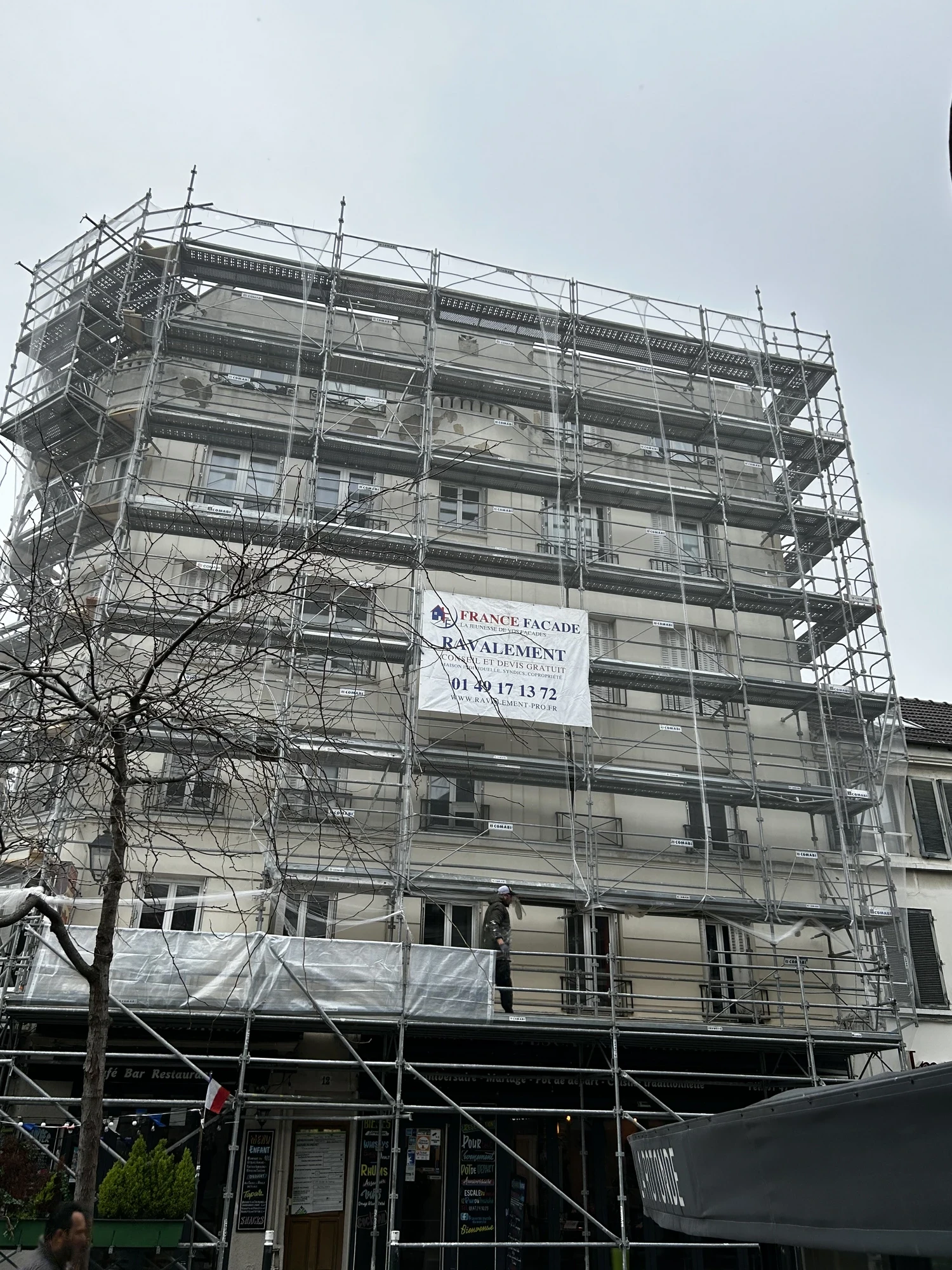 Décapage du revêtement I3 sur les façades d'un immeuble en copropriété à Nanterre Décapage du revêtement I3 sur les façades d'un immeuble en copropriété à Nanterre