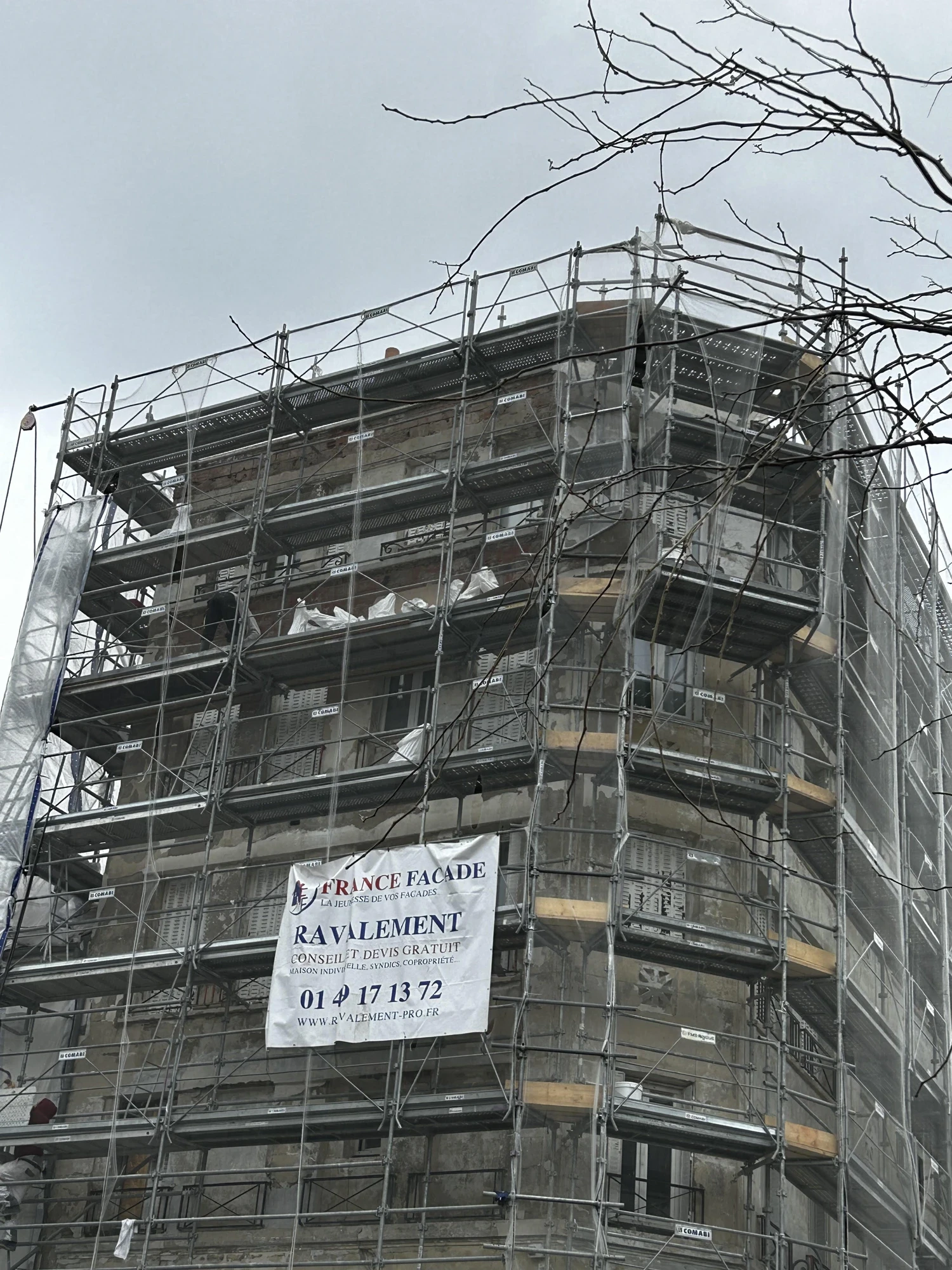Échafaudage sécurisé pendant le chantier de ravalement d'une copropriété à Nanterre, bâche FRANCE FACADE