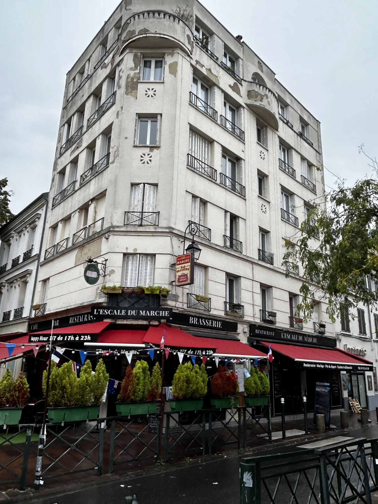 Immeuble en copropriété à Nanterre avant ravalement : revêtement de façade dégradé qui s'écaille, à décaper Immeuble en copropriété à Nanterre avant ravalement : revêtement de façade dégradé qui s'écaille, à décaper