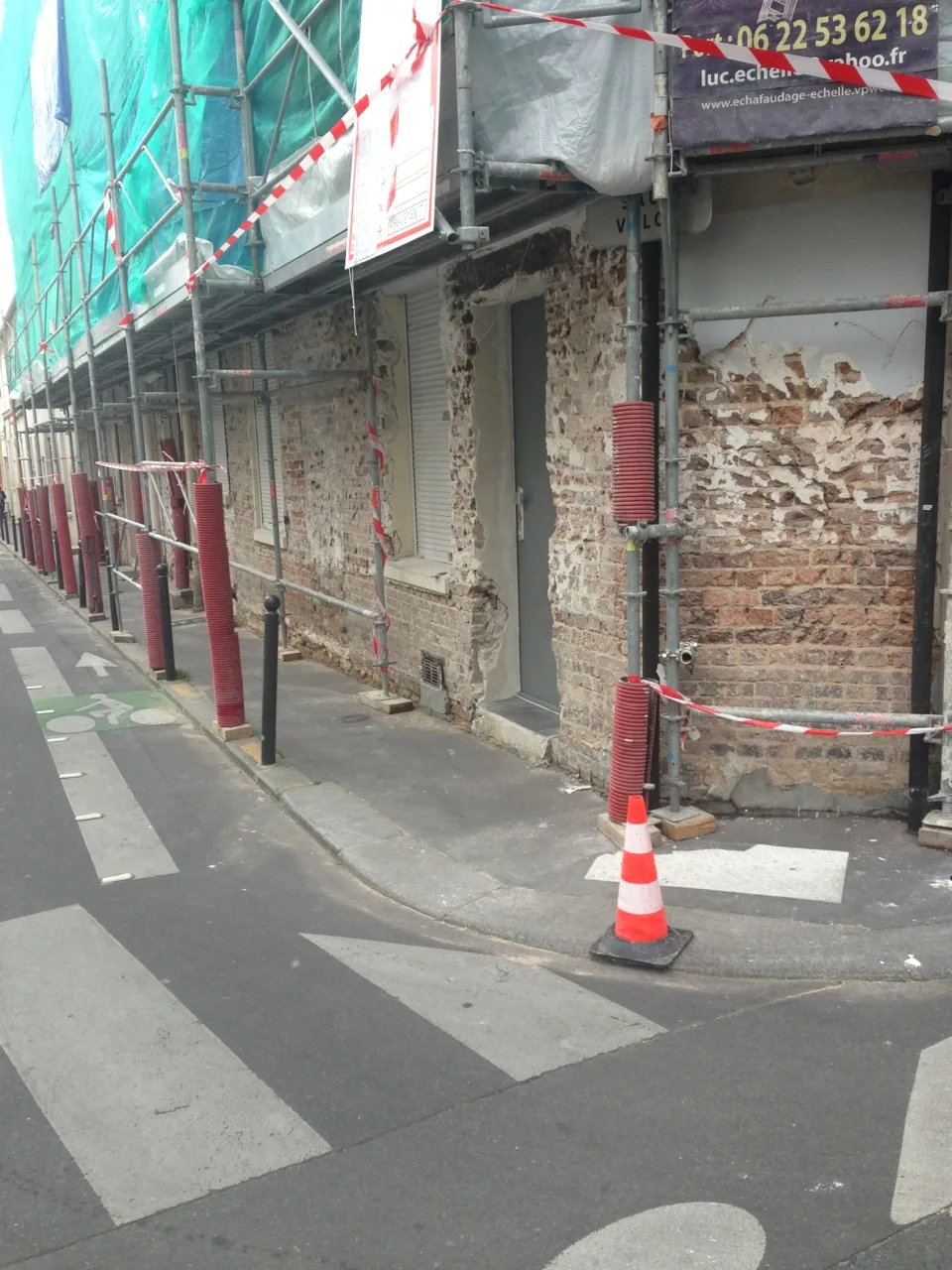Piochage total de l'ancien enduit ciment : maçonnerie mise à nu lors d'un ravalement de copropriété à Paris 12e Piochage total de l'ancien enduit ciment : maçonnerie mise à nu lors d'un ravalement de copropriété à Paris 12e