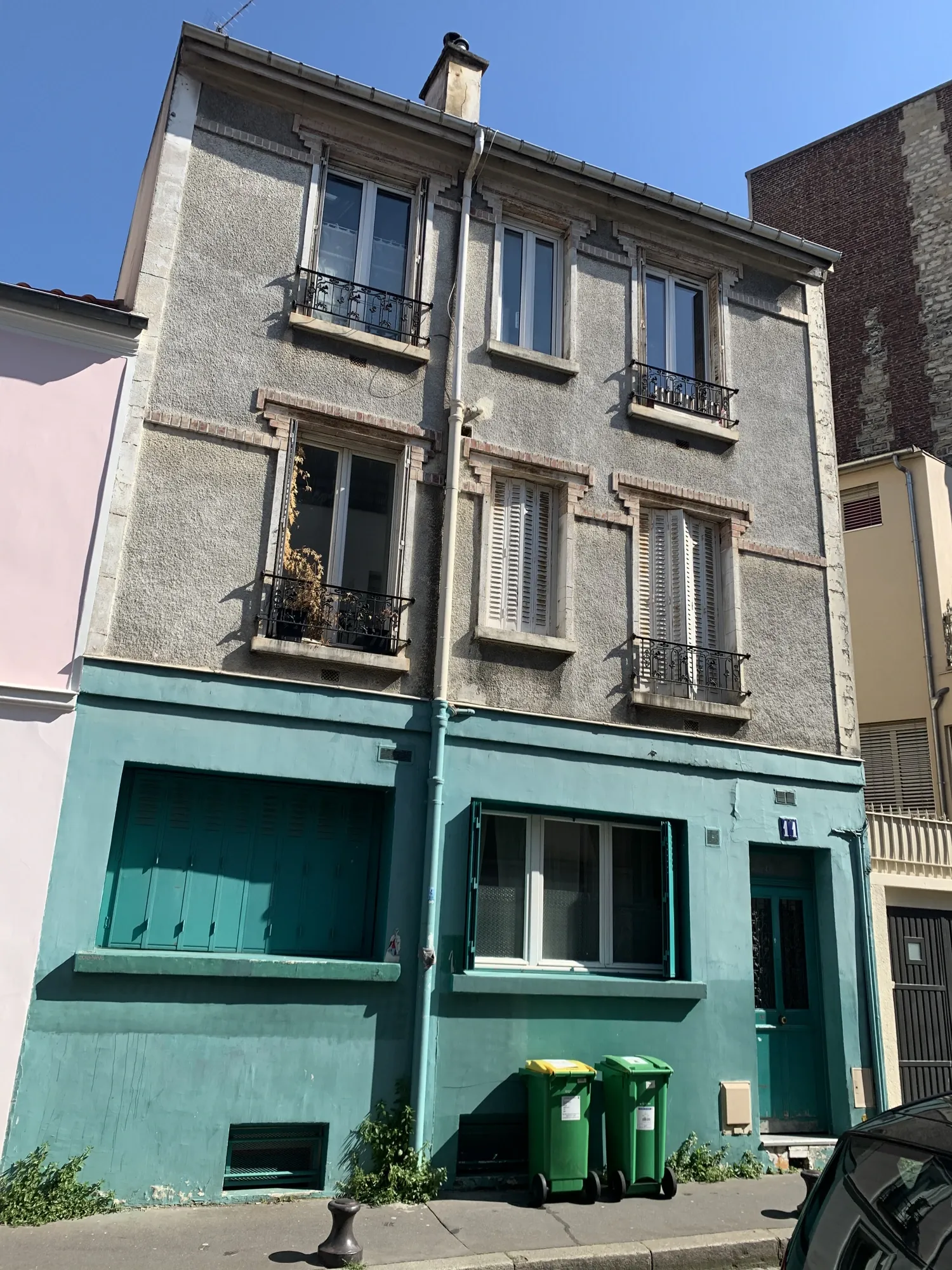Façade d'immeuble à Paris 15e avant ravalement : enduit gris encrassé et soubassement vert dégradé