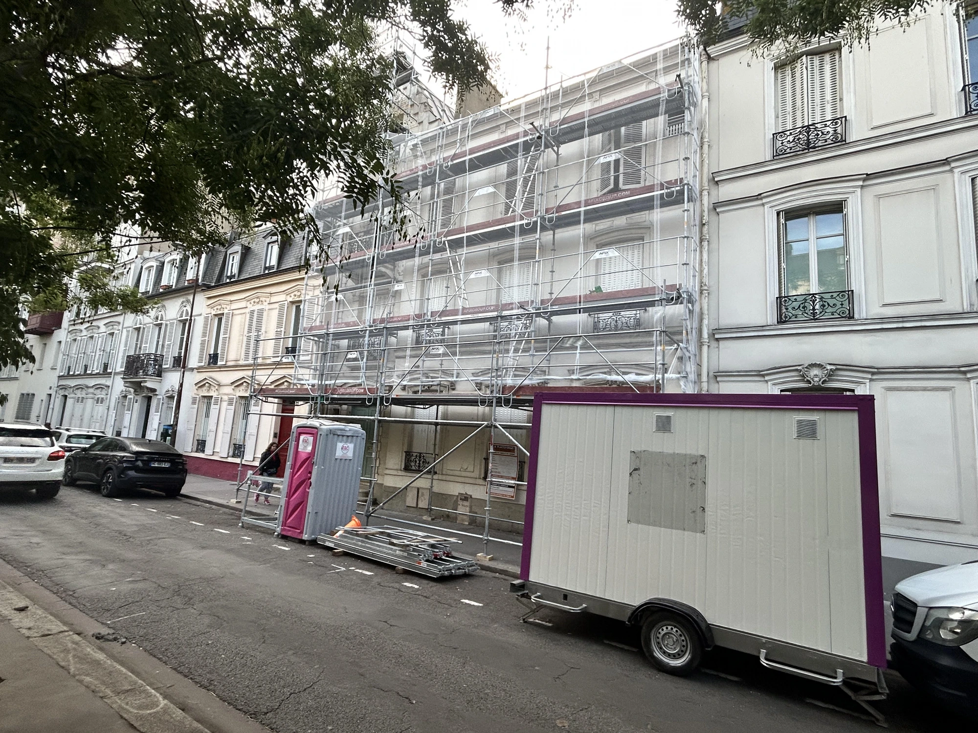 Chantier de ravalement d'une maison ancienne sous échafaudage à Paris 16e
