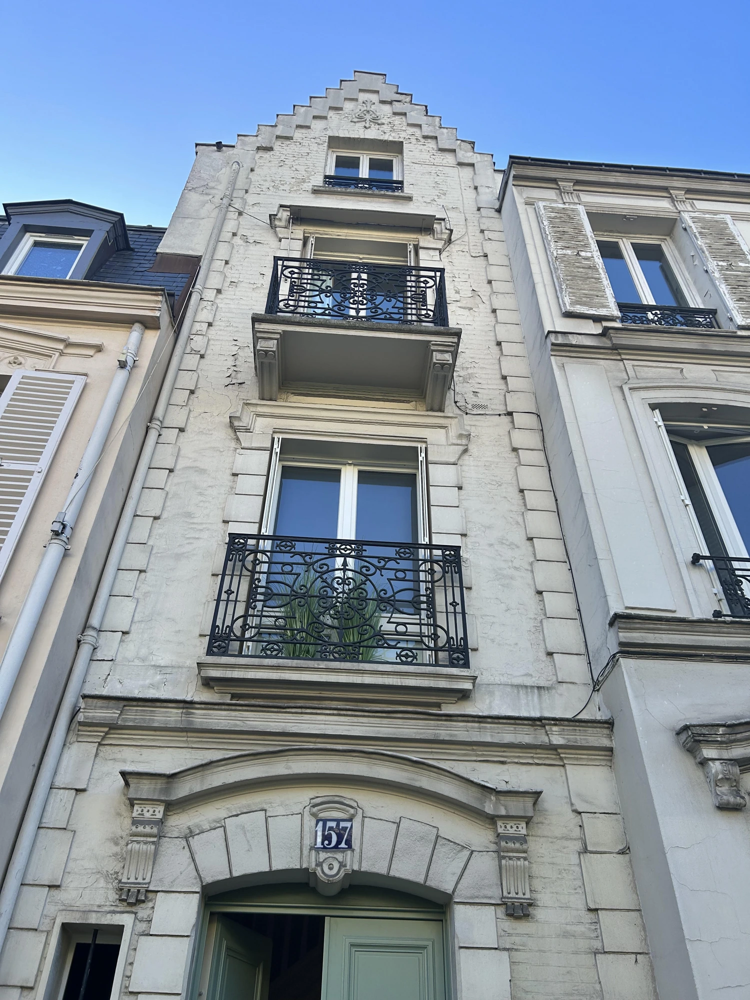Peinture écaillée sur une façade ancienne avant ravalement à Paris 16 — pignon à gradins
