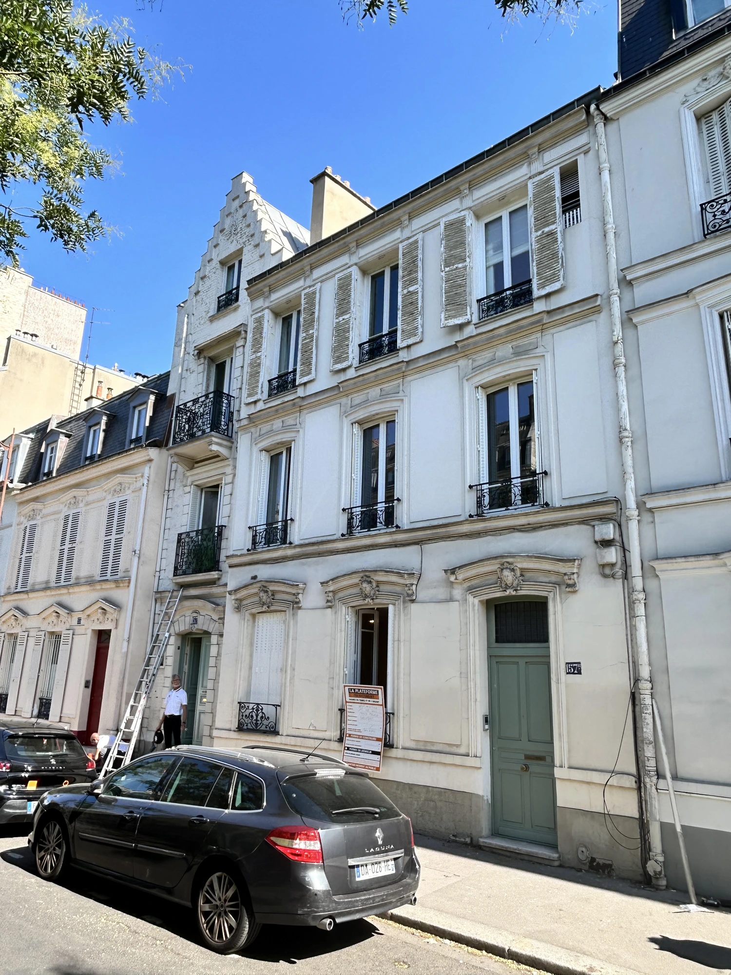 Maison de 1850 avant ravalement de façade à Paris 16e : peinture fatiguée et façade ternie Maison de 1850 avant ravalement de façade à Paris 16e : peinture fatiguée et façade ternie
