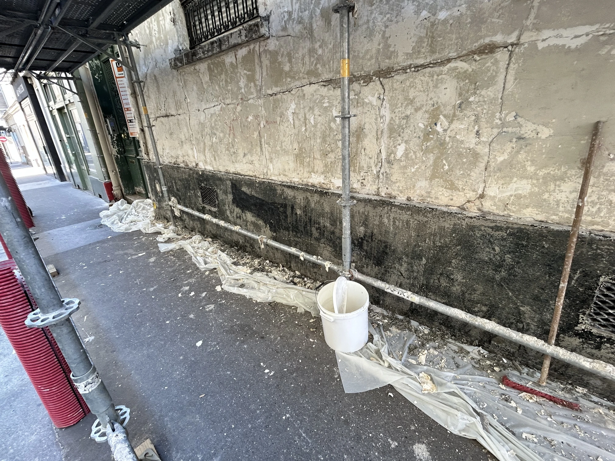Décapage complet de l'ancienne peinture plastifiée sur une façade de copropriété à Paris 17