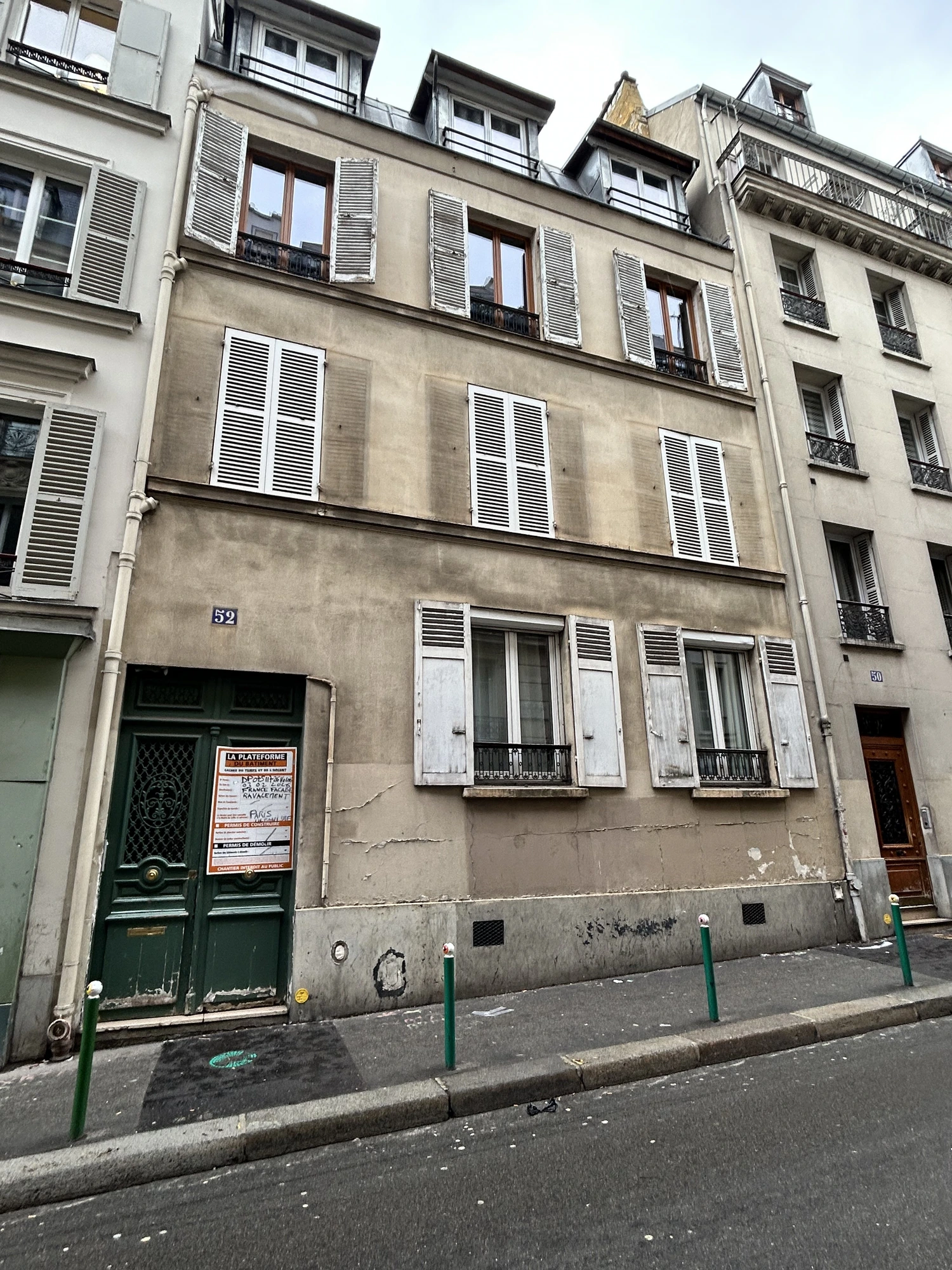 Ravalement de façade d'une copropriété à Paris 17e avant travaux : peinture plastifiée dégradée et fissures Ravalement de façade d'une copropriété à Paris 17e avant travaux : peinture plastifiée dégradée et fissures
