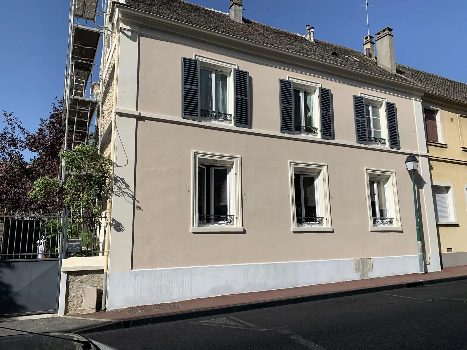 Ravalement de façade à Paris 18ème : rénovation d'une maison de ville ancienne
