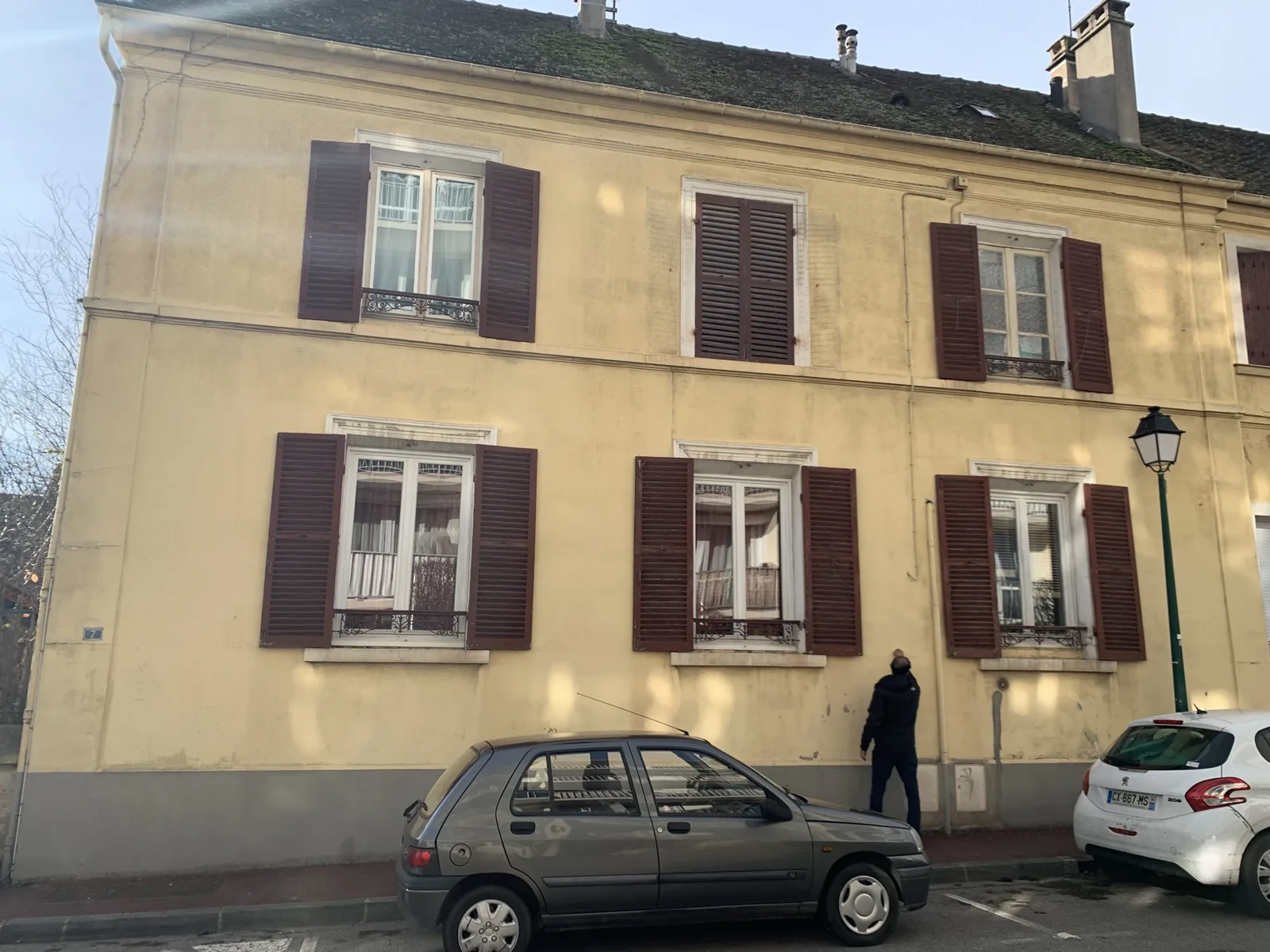Façade de maison ancienne encrassée et jaunie avant ravalement à Paris 18ème